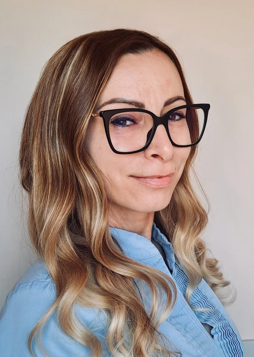 Dunakeszi Dental Családi Fogászat - kedvesség, türelem, gondoskodás. Fogpótlás, implantáció, fogtömés, gyökérkezelés, szájsebészet, parodontológia, panorámaröntgen.