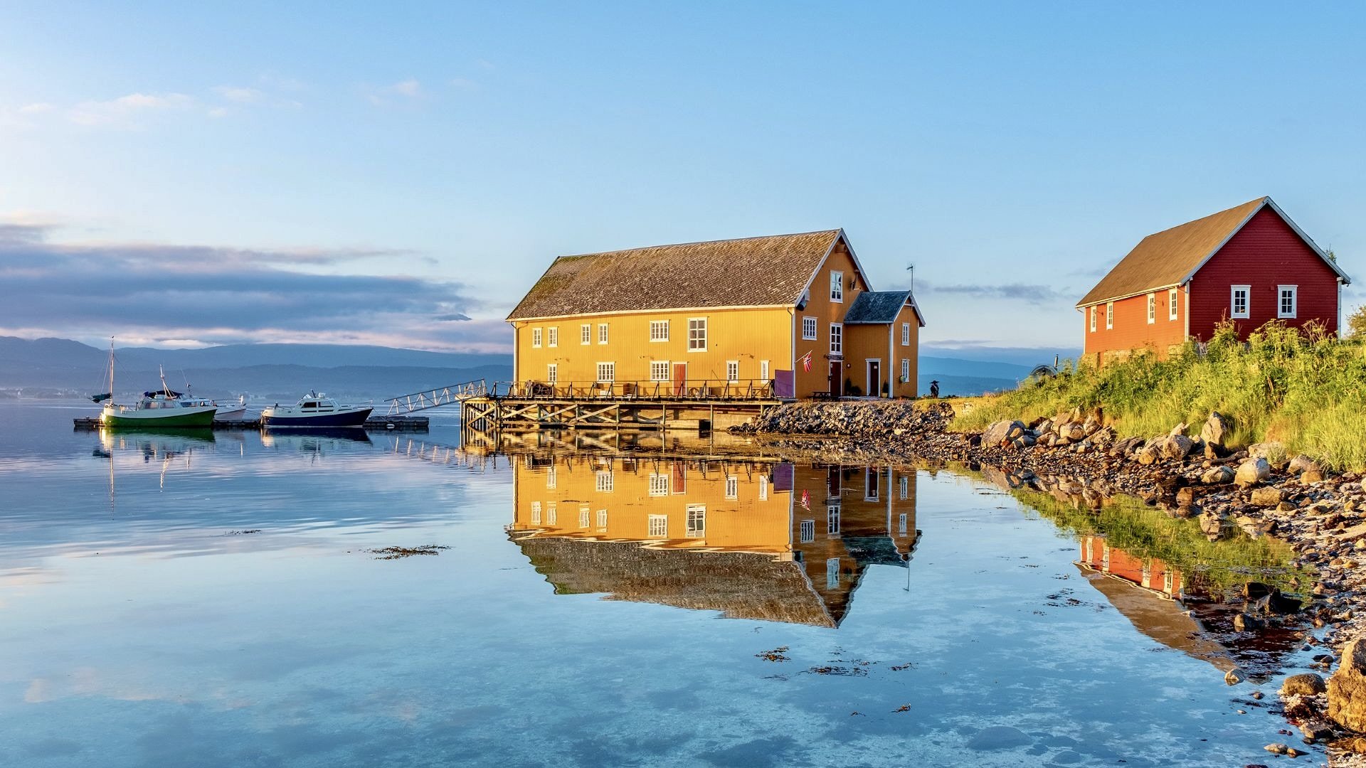 yellow-fishing-buildings-in-lofoten.jpeg