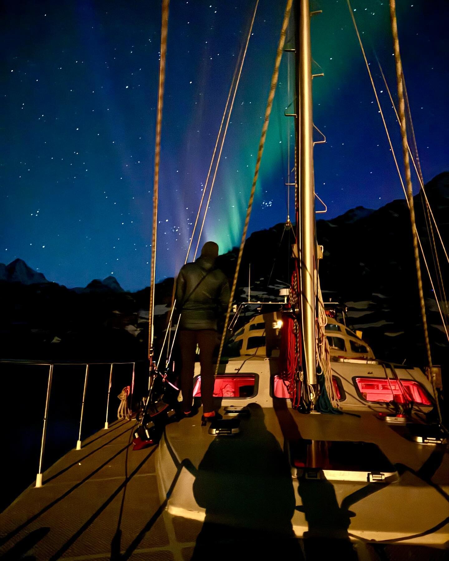 ⛵️ Ski and Sail in Lofoten Part 1:  Arctic Sail boat life 🤩🫡
.
.
.
.
.
.
.
#arctic #sailboating #lofoten #lofotenhighlights #skiandsail #skitouring #randonee #randoneeski #arcticlifestyle #sailboatlife #sailingwithdogs #mydogisfamily #uniquetourism