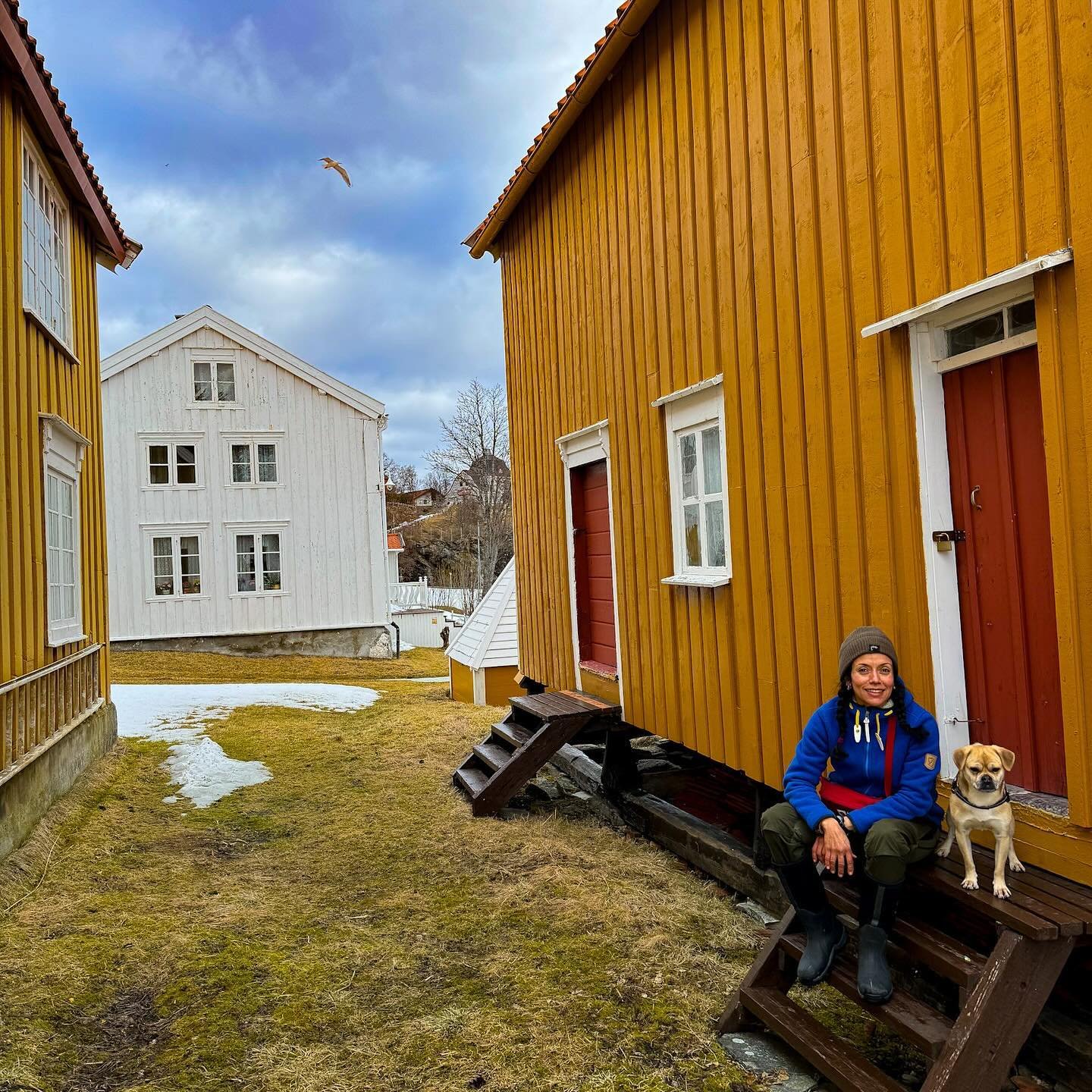 🧭 Busy days with skiing guests&mdash;lots of prepping, cooking, and organizing. But there&rsquo;s still time for fun: watching Ramoncito play, walking hand-in-hand with Ulrik, finding old parts from sunken ships, and stopping to take joyful photos t