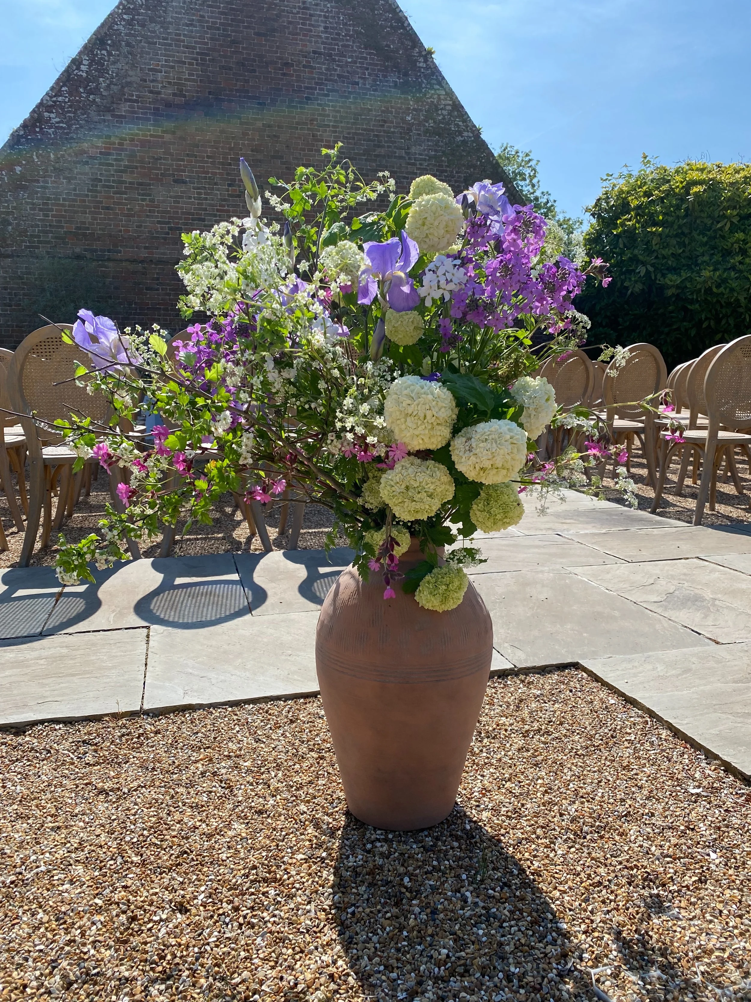 This weekend has been beyond! We were privileged to be trusted with the florals for the newest Mr and Mrs Mooney at the stunning @ripplecourtestate and it could not have been more idyllic. Sunshine, birdsong, flaaars and late spring joy all added to 
