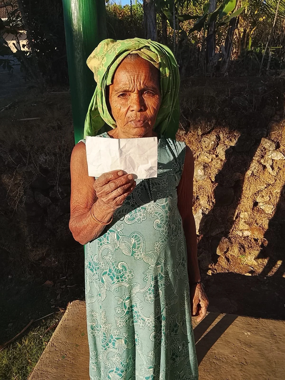 Elderly woman supported through Lovelia's giving journey