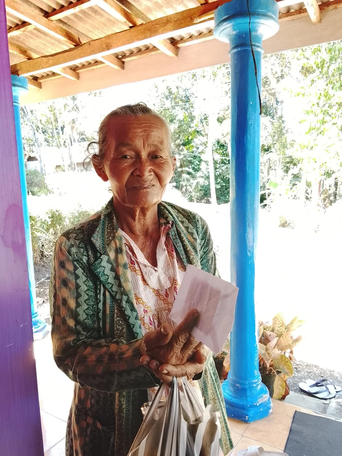 Elderly woman supported through Lovelia's giving journey