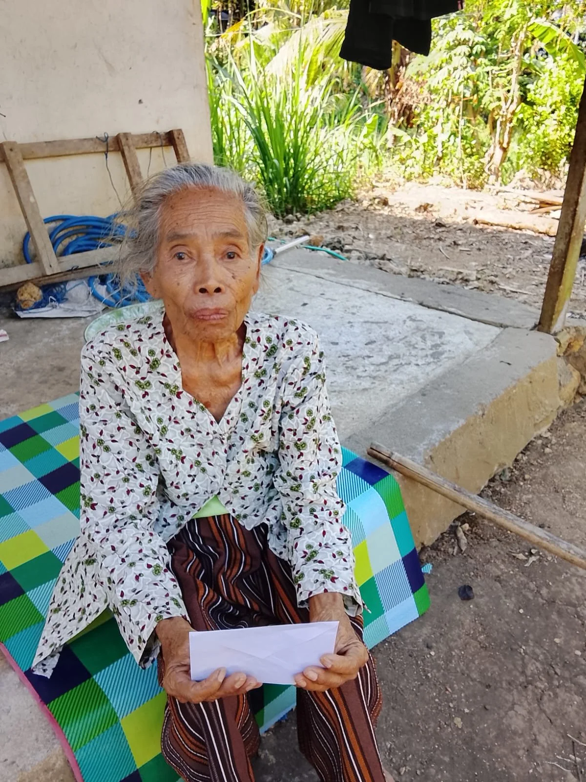 Elderly woman supported through Lovelia's giving journey