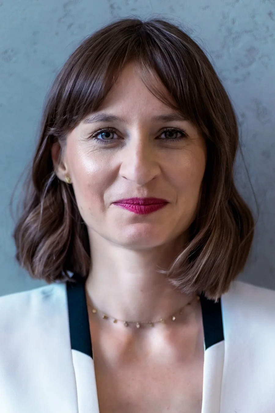 Portret kobiety na jasnym tle — fotografia z naciskiem na elegancję, teksturę i styl minimalistyczny, Warszawa