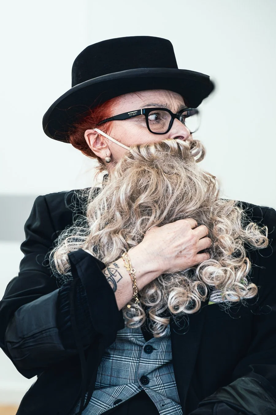 Portret stylizowany w fartuchu laboratoryjnym z kolorową muchą, fotografia Konrad Uhma, Praga-Południe