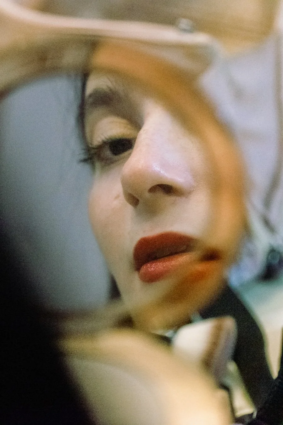 Portret, odbicie twarzy w lusterku — artystyczna fotografia z naciskiem na detal i surrealizm, Warszawa