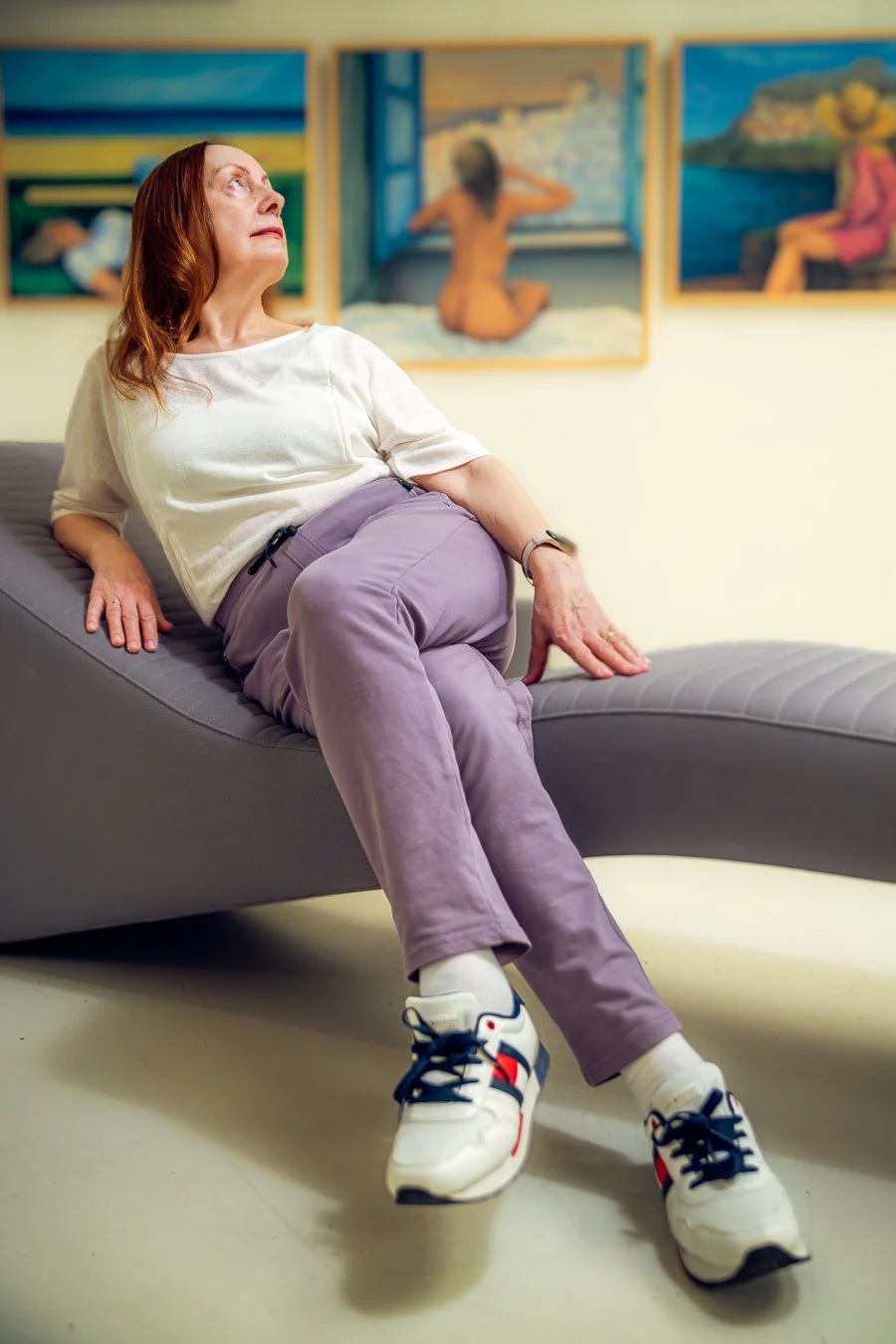 Stylizowany portret modela na szezlongu w galerii sztuki w Śródmieściu — fotografia Konrad Uhma