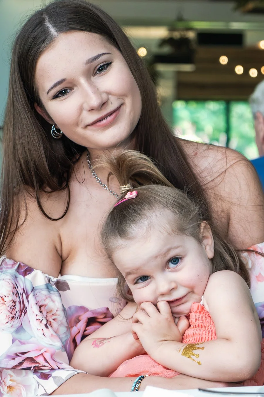 Intymny portret kobiety z dzieckiem — fotografia z akcentem na więź, czułość i domowy klimat, Konstancin
