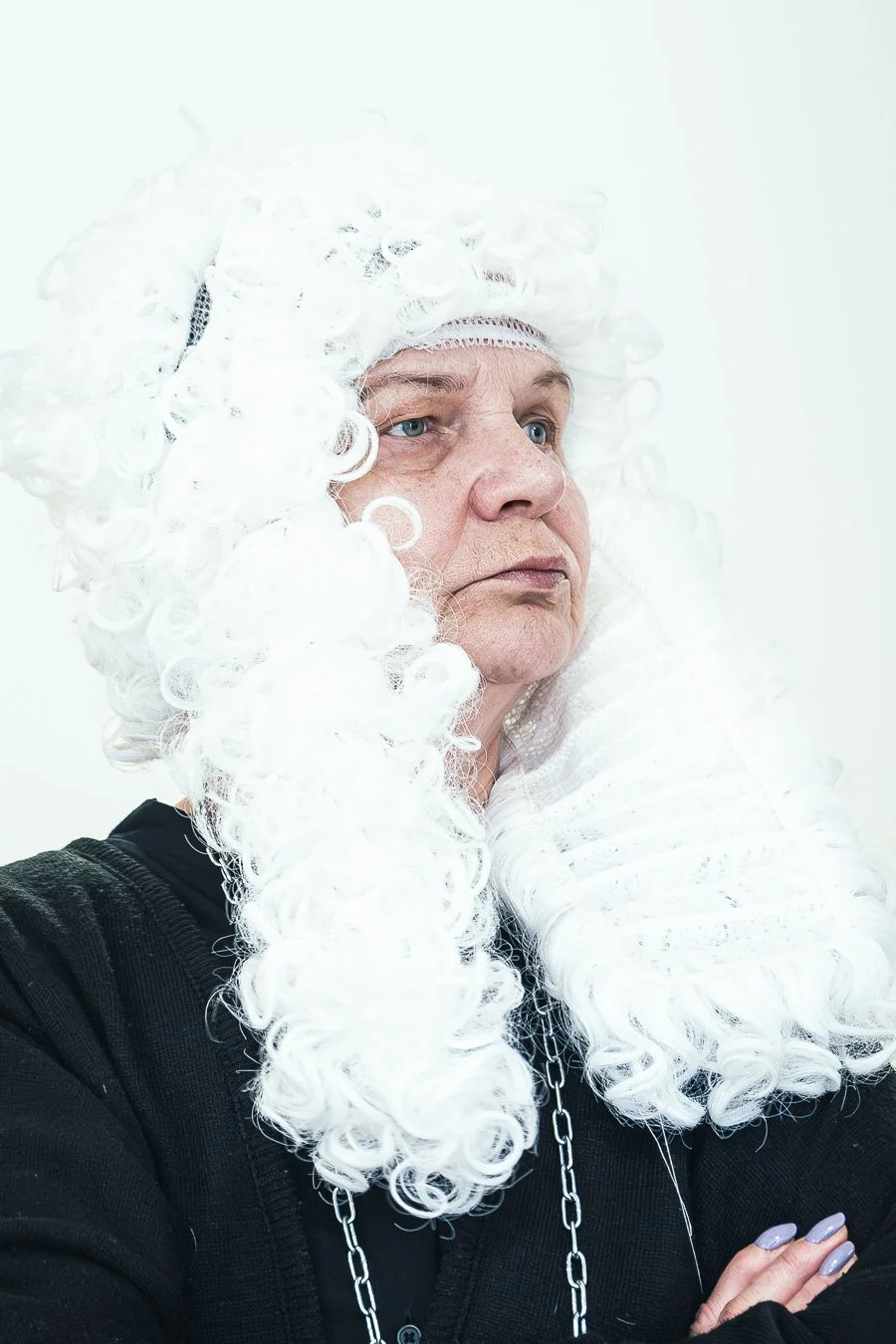 Portret stylizowany w peruce sędziowskiej i ciemnym stroju, fotografia Konrad Uhma, Śródmieście