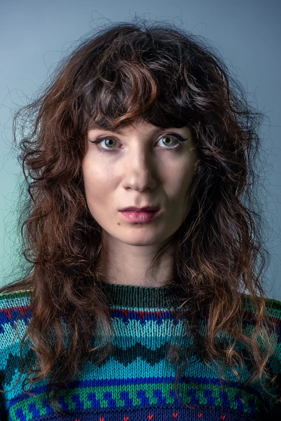 Portret kobiety na pastelowym tle — fotografia z naciskiem na kolor, teksturę i spojrzenie, Warszawa