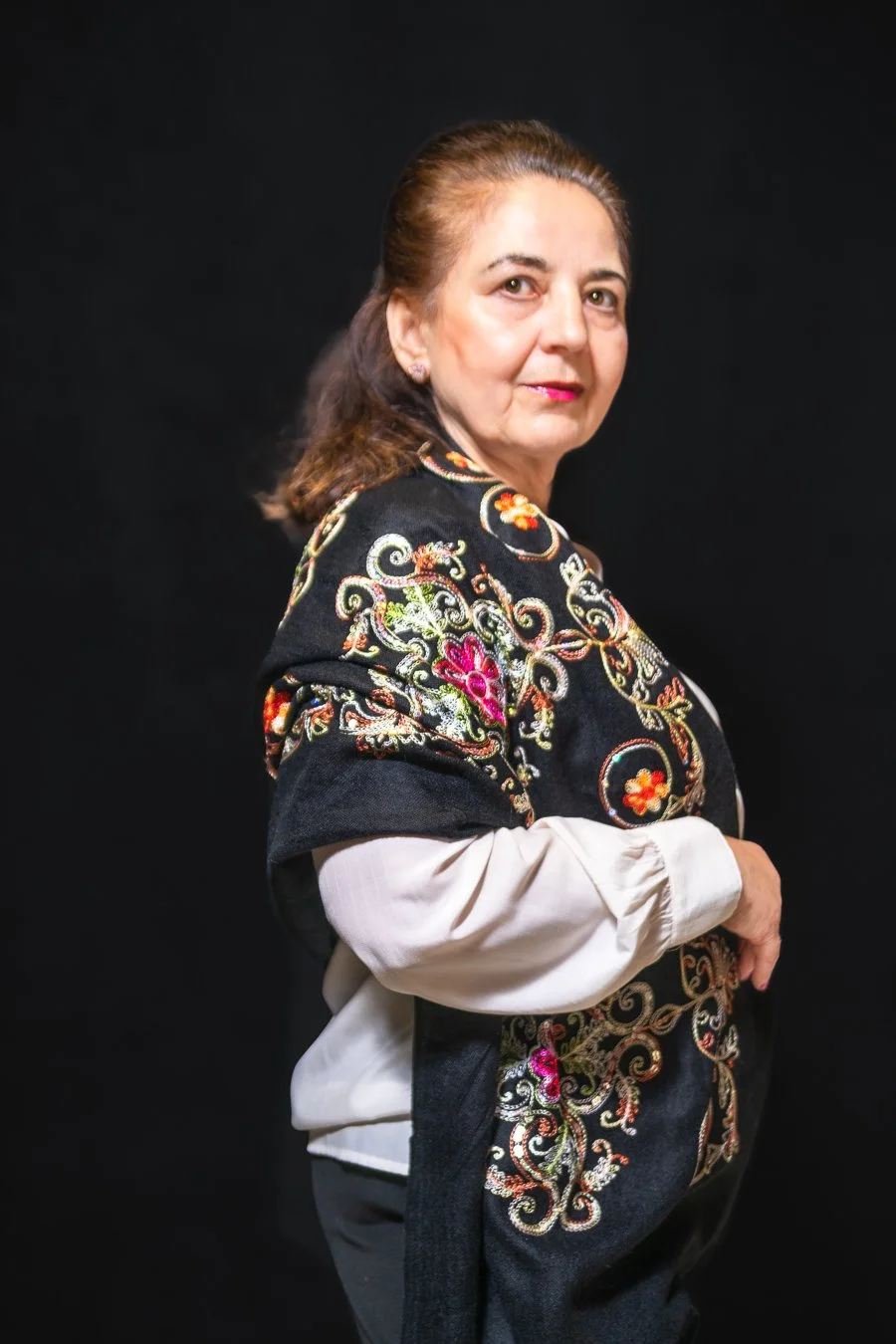 Portret kobiety w haftowanym szalu — fotografia z naciskiem na detal, kolor i styl etniczny, Warszawa