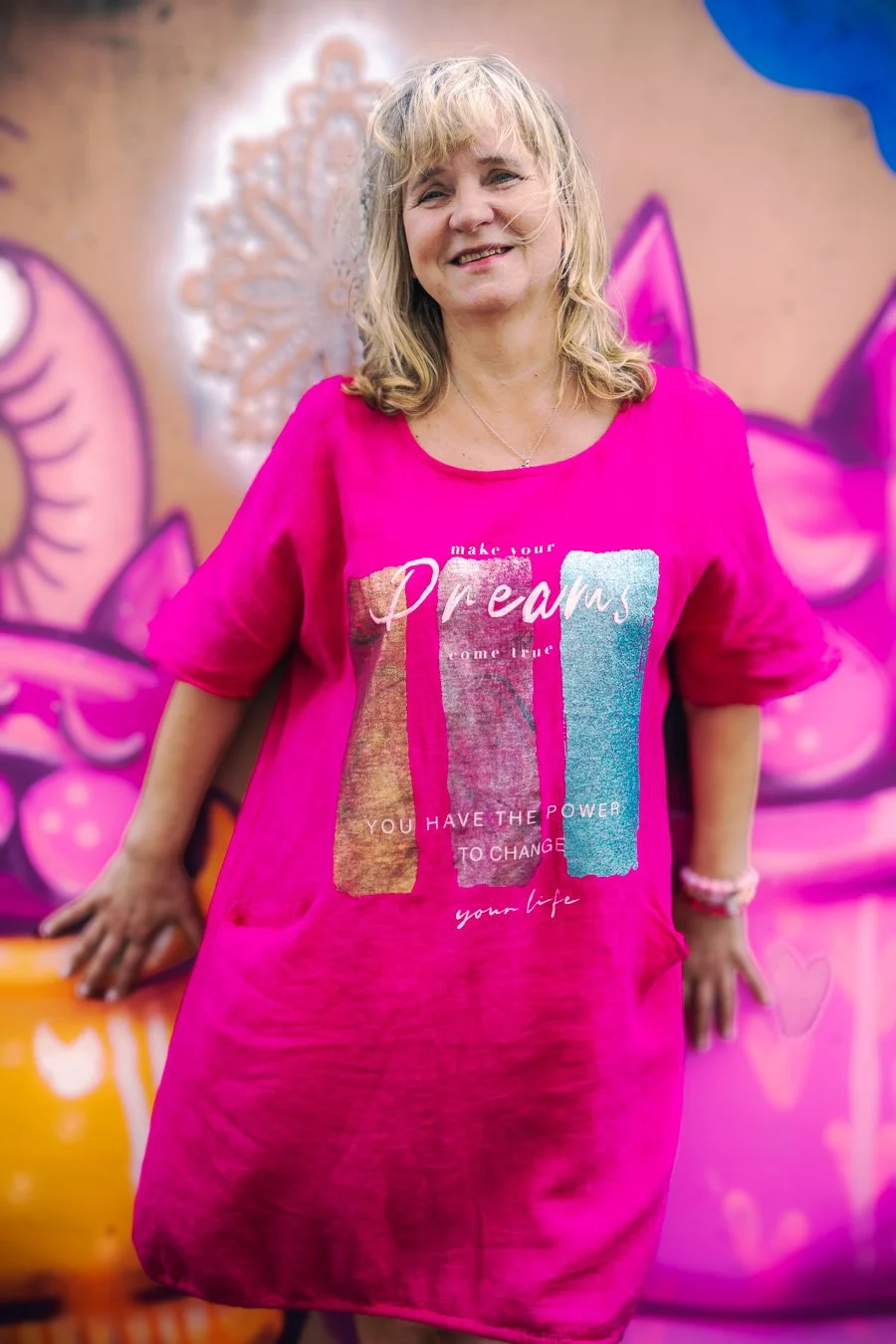 Portret kobiety na tle graffiti — fotografia z naciskiem na kolor, przekaz tekstowy i styl uliczny, Warszawa