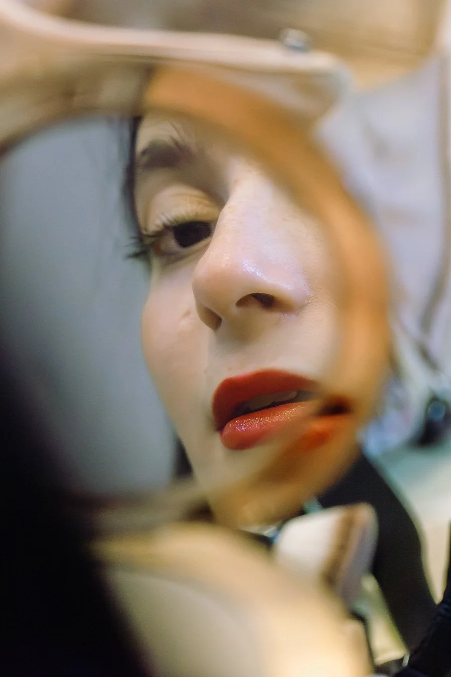 Artystyczny portret kobiety w lusterku, fotografia Konrad Uhma, Śródmieście, styl beauty
