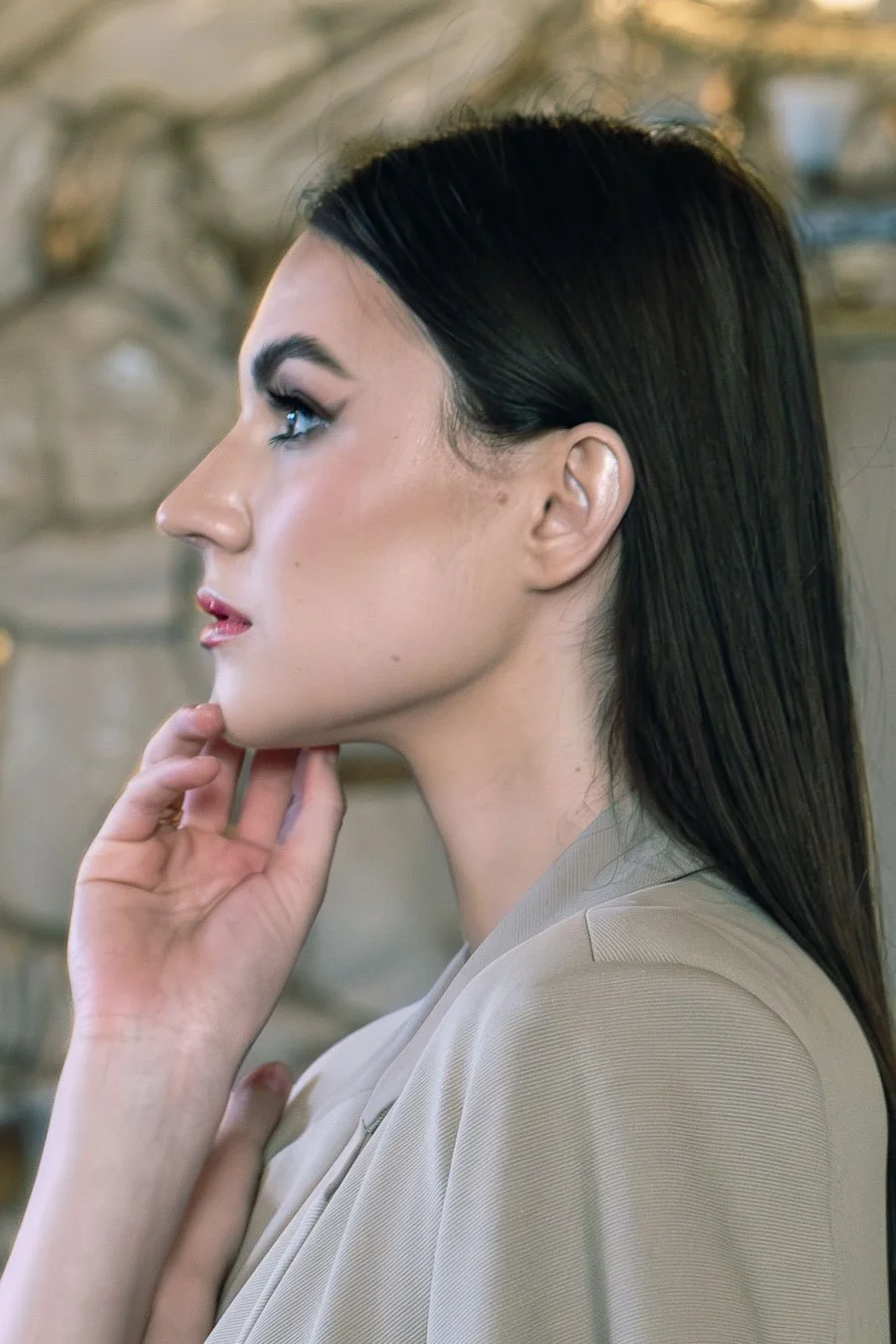 Portret stylizowany kobiety w profilu, fotografia Konrad Uhma, klasyczne wnętrze, Śródmieście