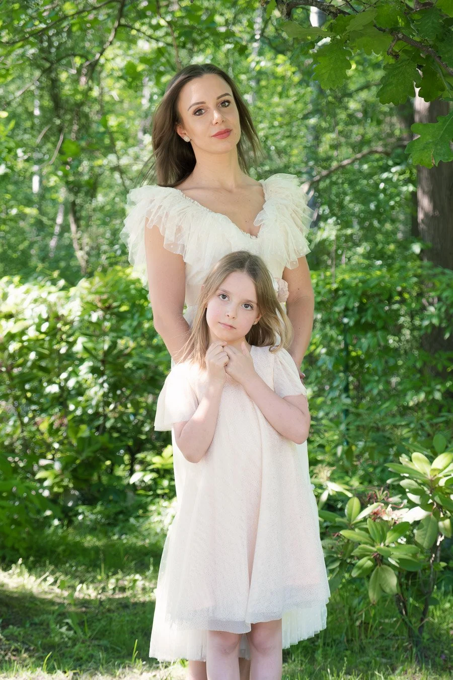 „Portret matki z córką w naturalnym otoczeniu — fotografia pełna czułości i bliskości, Konstancin