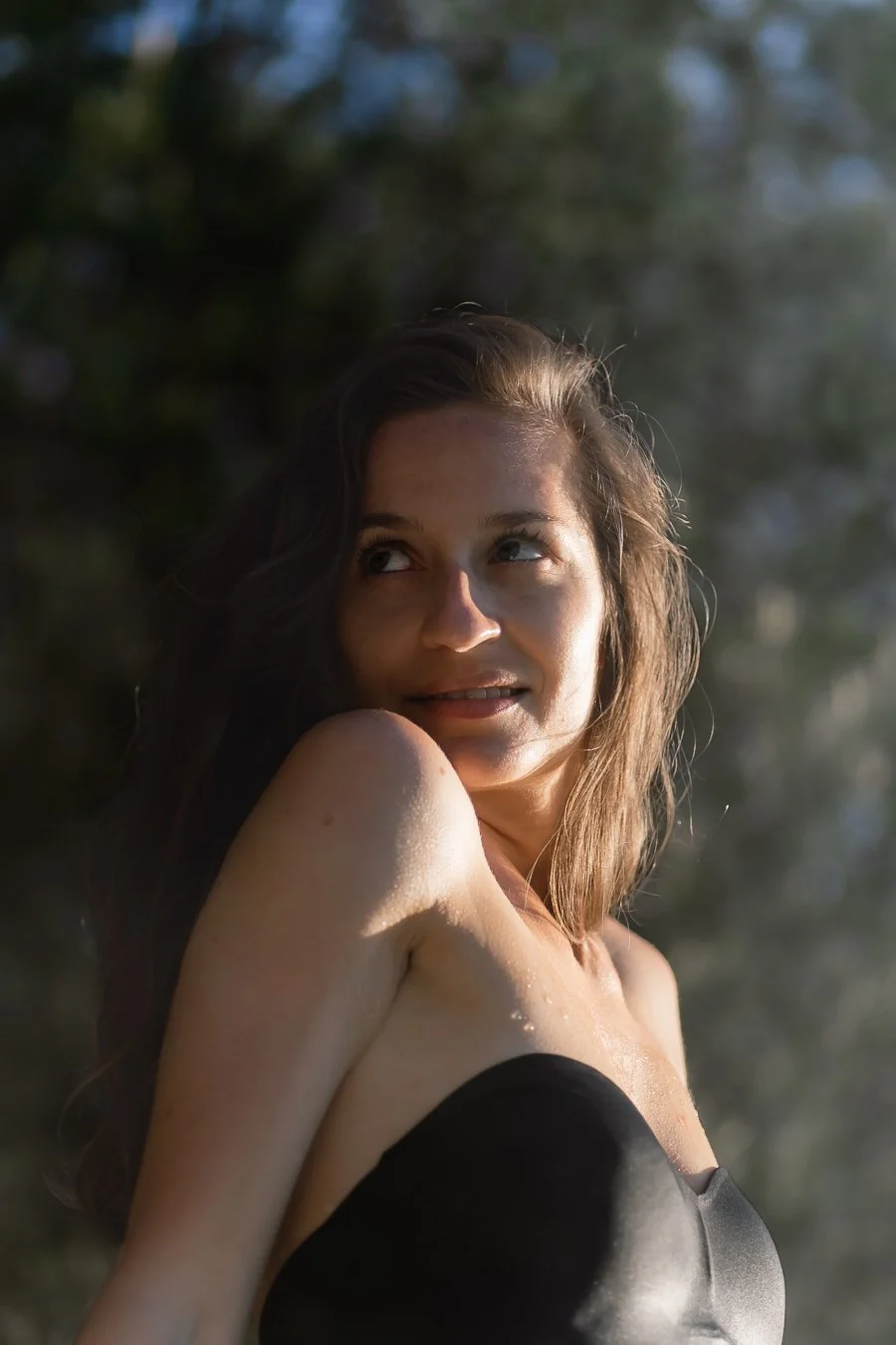 Portret kobiety w naturalnym świetle — sesja zdjęciowa w plenerze, okolice Konstancina-Jeziorny