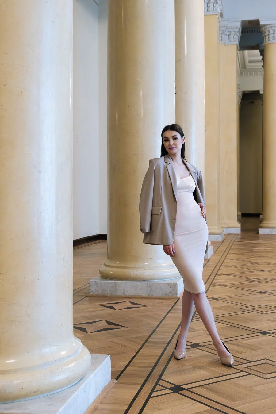 Stylizowany portret kobiety w eleganckim wnętrzu z kolumnami, fotografia Konrad Uhma, Wilanów