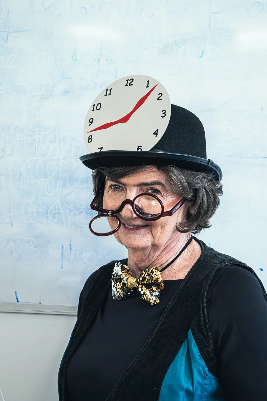 Portret stylizowany w kapeluszu z zegarem i podwójnymi okularami, fotografia Konrad Uhma, Praga-Południe