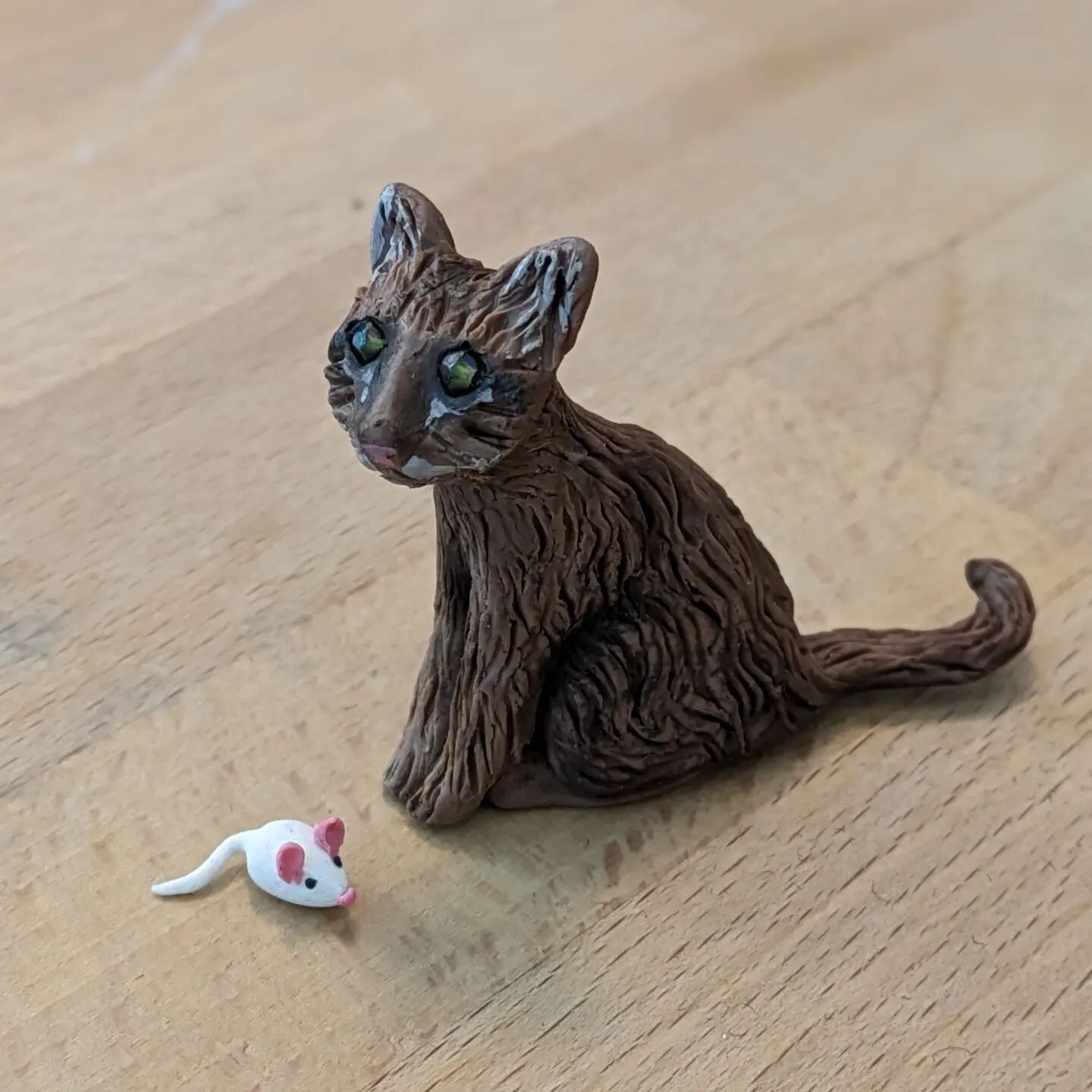 Cat sculpted by me, mouse sculpted by @miss.mantis