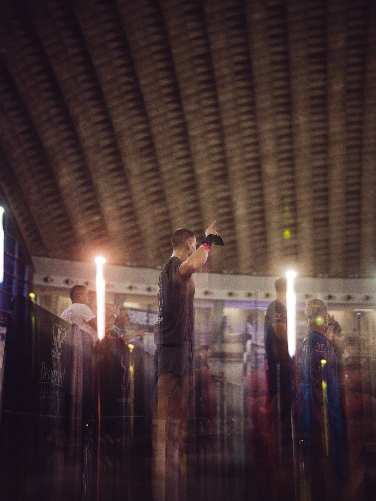 ☝🏼

Zeigefinger, nach oben gerichtet (Gestik):
Kommunikative Geste mit mehreren Bedeutungen.
&bull; Allgemeinsprachlich/ikonisch: Verweis nach oben (&bdquo;da ist etwas&ldquo;), Hervorhebung (&bdquo;Achtung, wichtig&ldquo;), Z&auml;hlung (&bdquo;ein