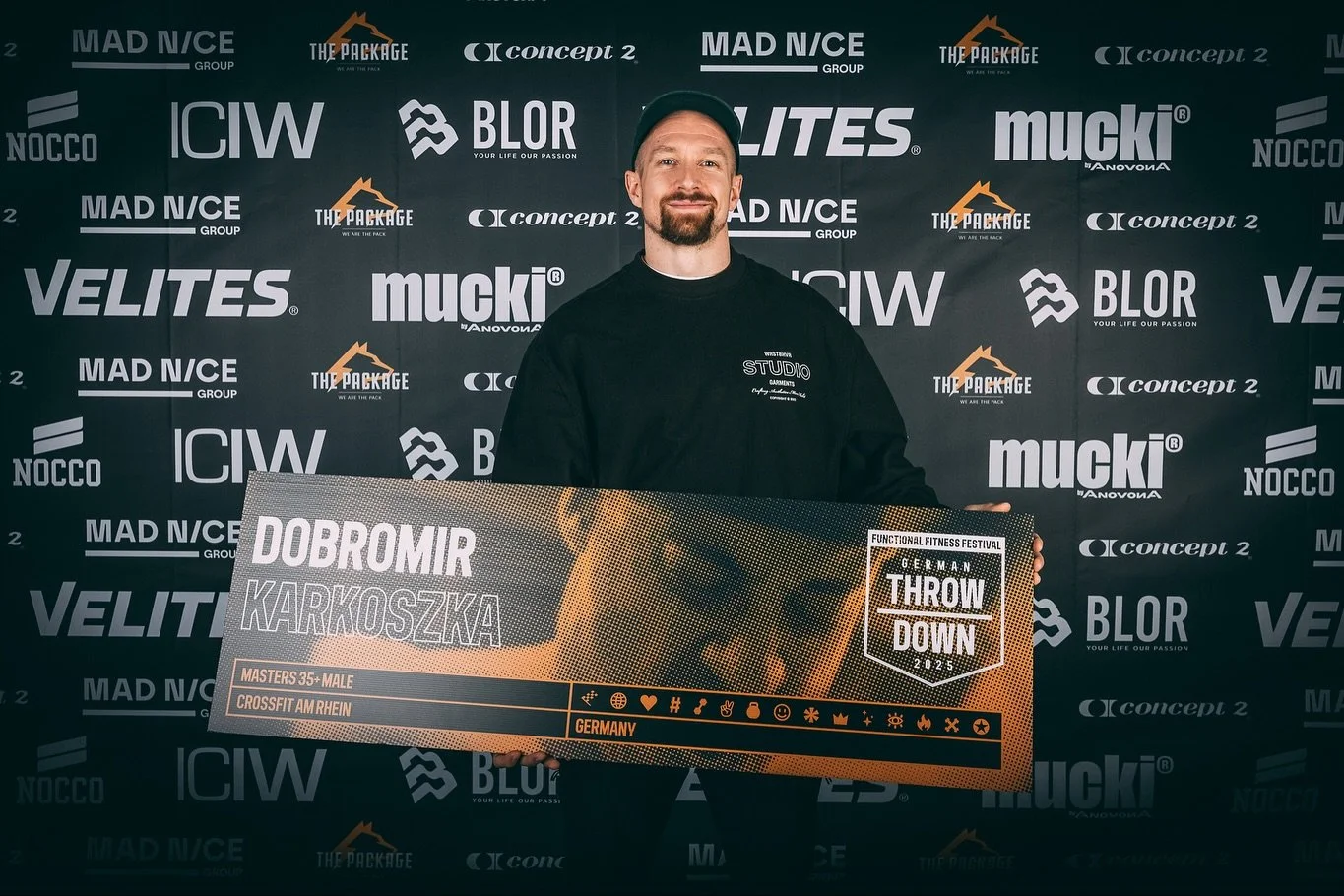 German Throwdown Event Recap
Event 1 &ndash; Ergathlon

For Time:
1500 m Row
1500 m Ski
3000 m Bike

Im Vorfeld wussten wir nur, dass alle drei Ger&auml;te eine Rolle spielen w&uuml;rden. Die genauen Distanzen wurden erst Freitagabend bekannt. Es war