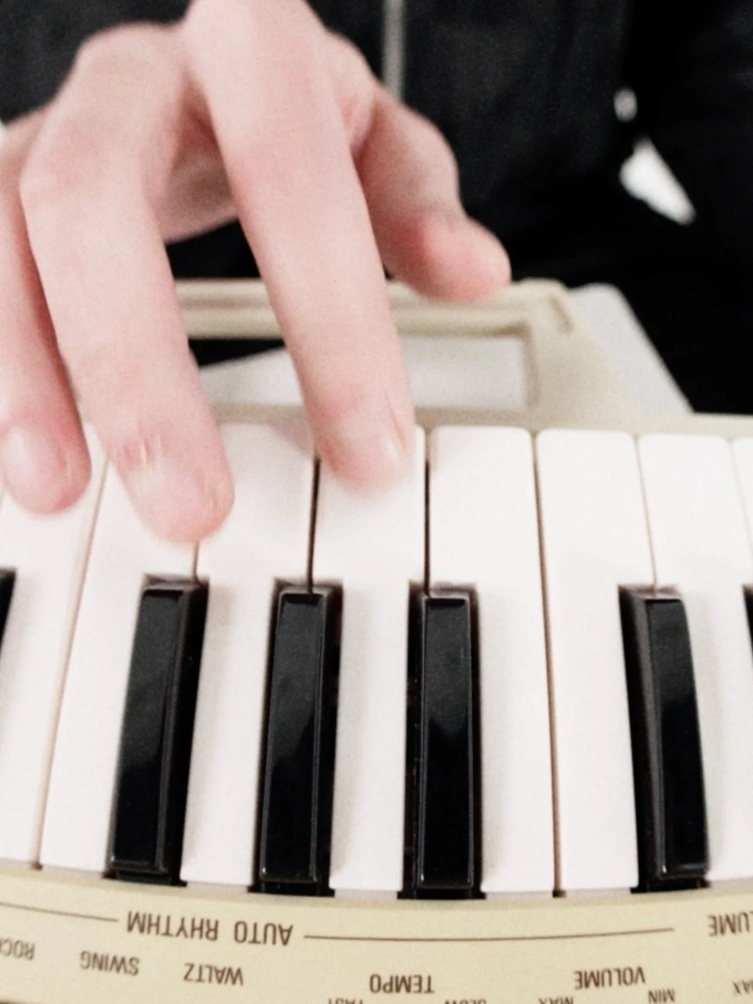 'This Is The Place' - Joshua Idehen

Band:
@joshuaidehen
@saturdaymondaymusic

Label:
@heavenlyrecordings

Movement:
@adeola.yemitan
@levi_heaton
@mkdldn

Lighting:
@sonny.mihajlovic

Studio space:
@gas_studios

Camera, edit, colour:
@_prehuman

Mgmt