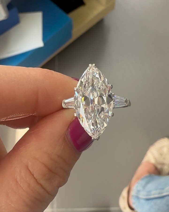 5 carat F VVS1 GIA certified antique marquise cut spectacular flanked by two taper baguettes😍😍😍! Who wants that one of a kind ring🙋&zwj;♀️🙋&zwj;♂️? Message for deets and to purchase!