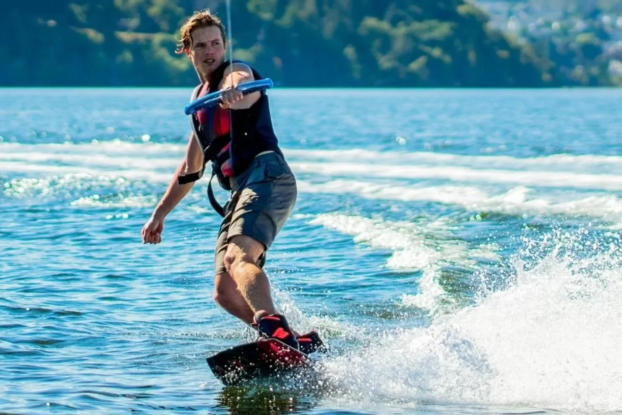 Wakesurfing