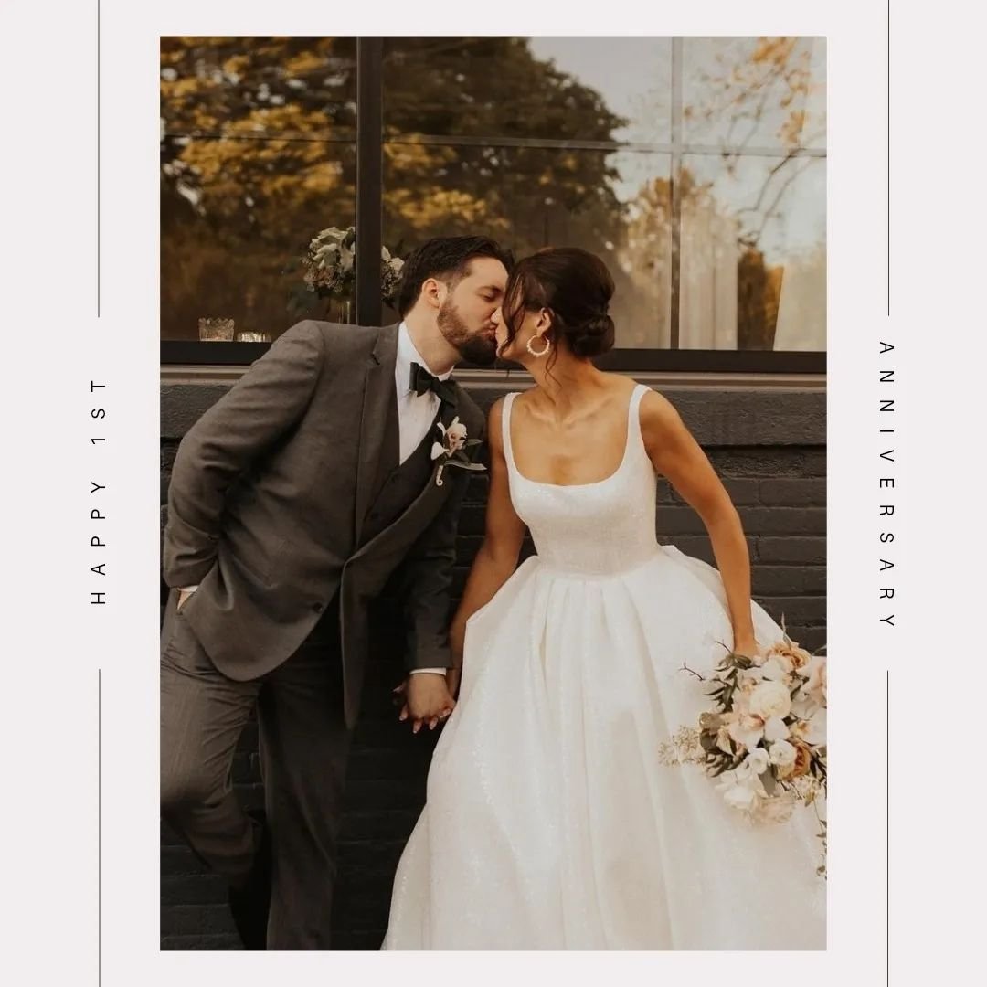 Happy Anniversary Bronwyn and Joe!!

Timeless elegance through and through. Absolute perfection from her dress, to her flowers and her chic updo- this is one of my favorite styles.

Venue: @thehighlinerochester
Photo: @juliahart____

#weddinghair #br