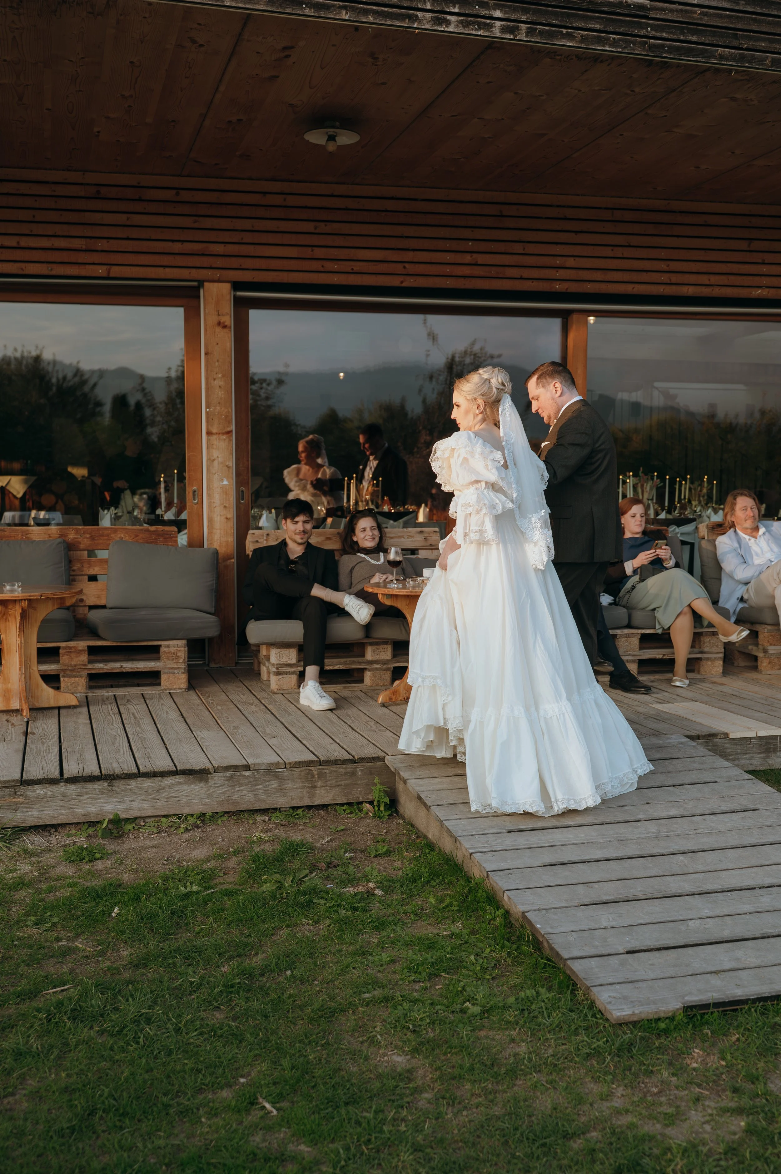 Malwina and Matthew spending time with their guests during cocktail hour at Jucker Farm in Switzerland