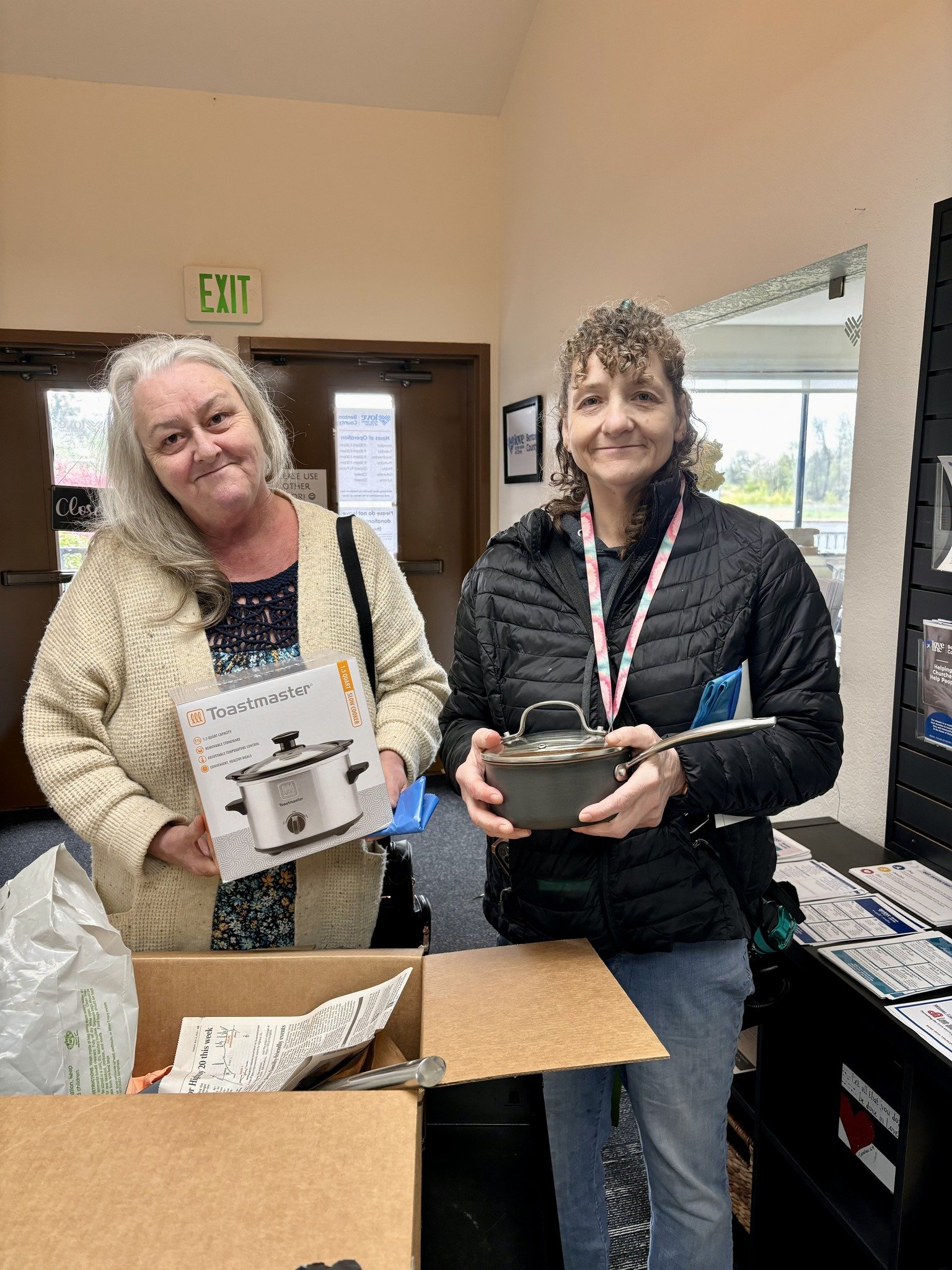 Your donations impact REAL people! One individual (along with her friend) stopped by the Kitchen Closet, housed at @lifecommunitycorvallis, &amp; were so excited for the box of kitchen items to stock her new apartment. She was especially grateful for
