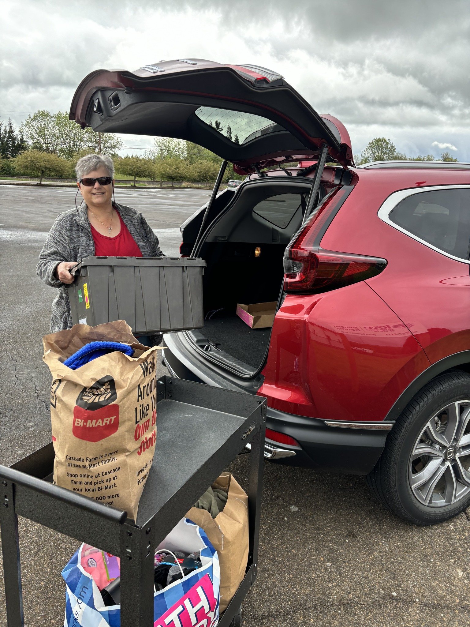 BIG THANKS to the churches, individuals, and groups that responded to the Linen Closet's low inventory alert. Here's Cheryl loading up her car with donations, which will serve more people. We're so grateful for you!