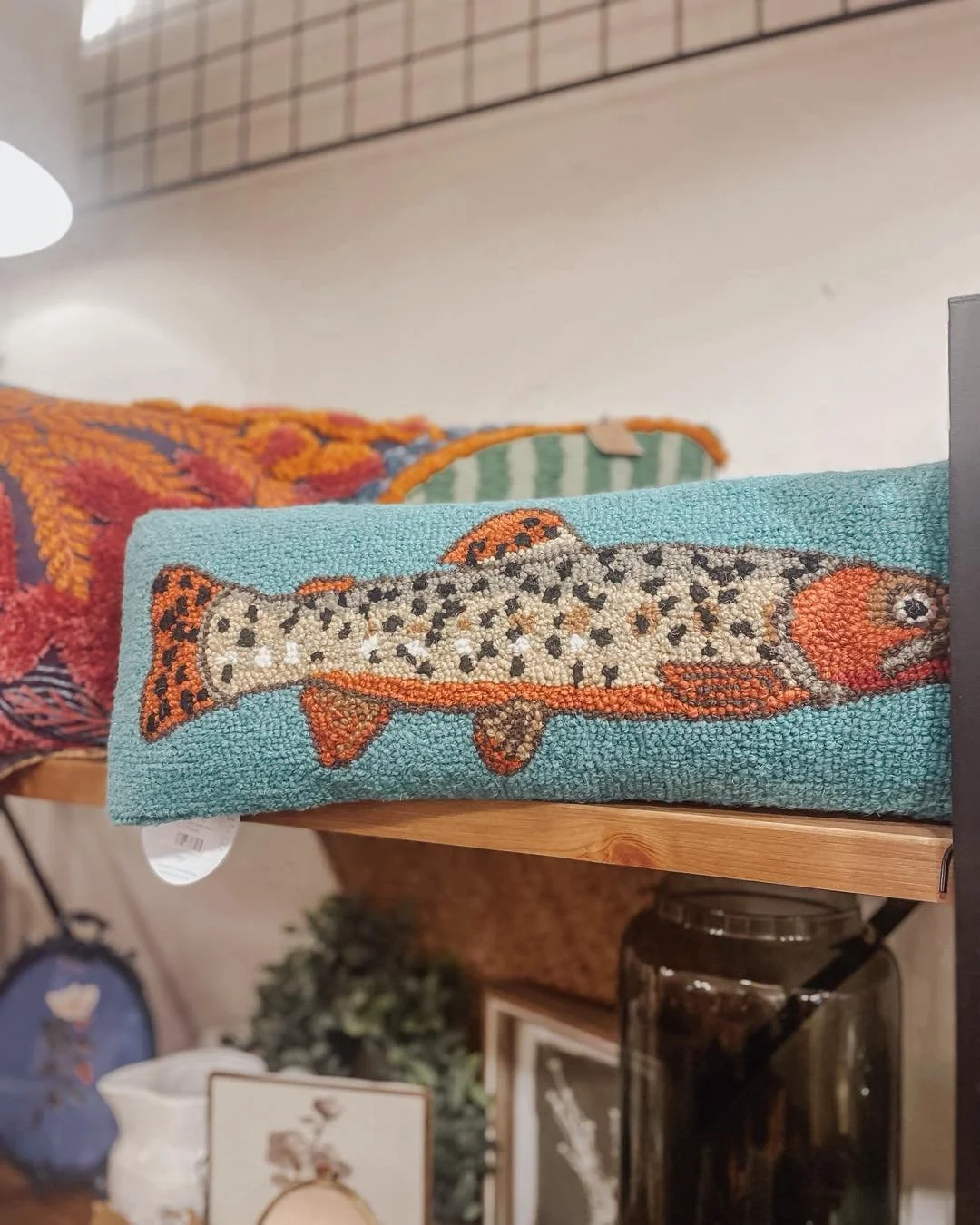 Don&rsquo;t worry, be happy! - wall fish from the 80&rsquo;s, says he wants matching pillows for your summer home decor! Find the cutest hand knitted pillows at Sala de Soul! 🌞