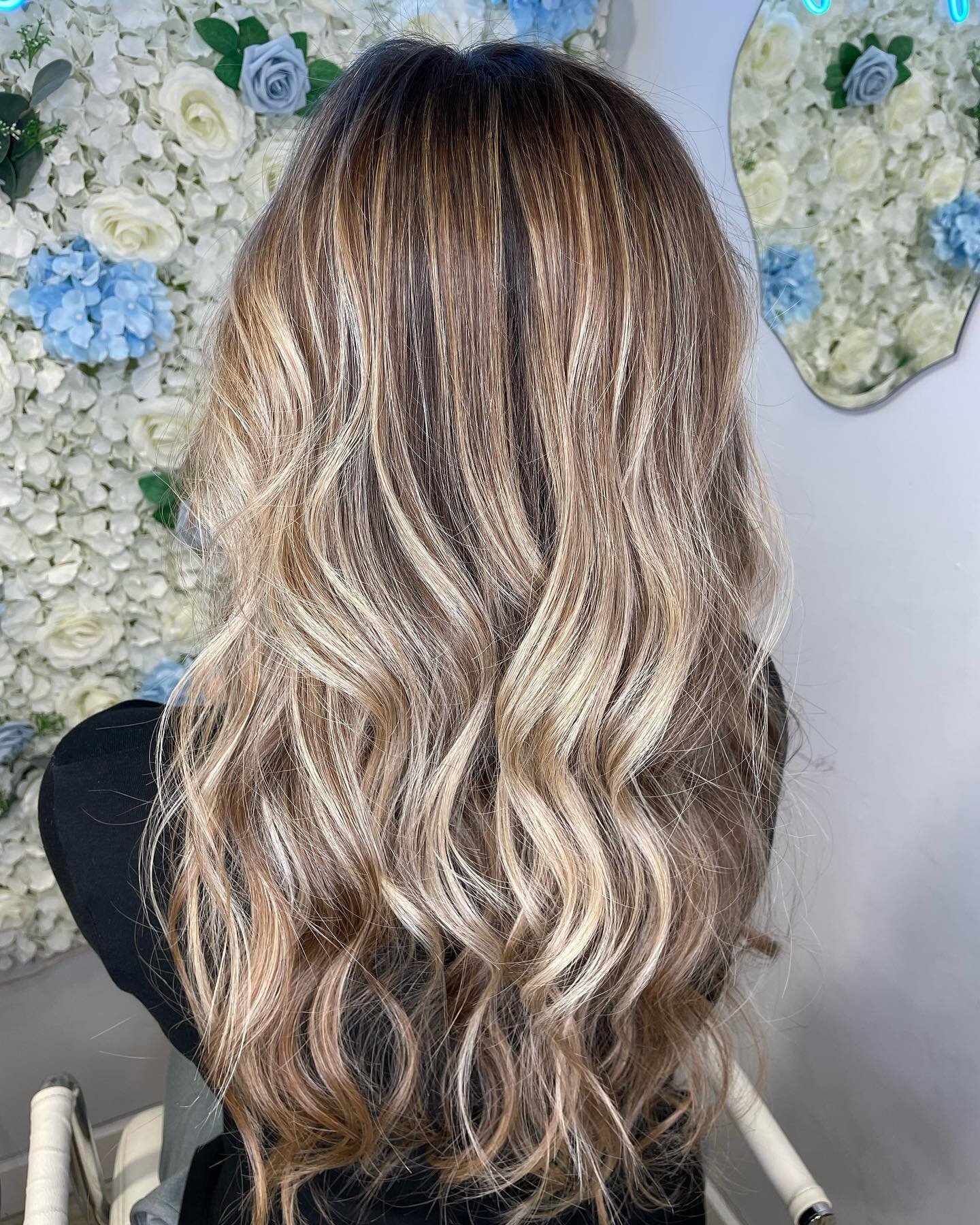 Highlight/lowlight combo for high impact &amp; dimension ✨
.
.
.
#love #hair #highlights #lowlights #blonde #blonding #buffalohair #buffalohairstylist #buffaloblonde #customblonde #dimensionalblonde #livedinblonde #buffalove #elleairebuffalo #hairbyk