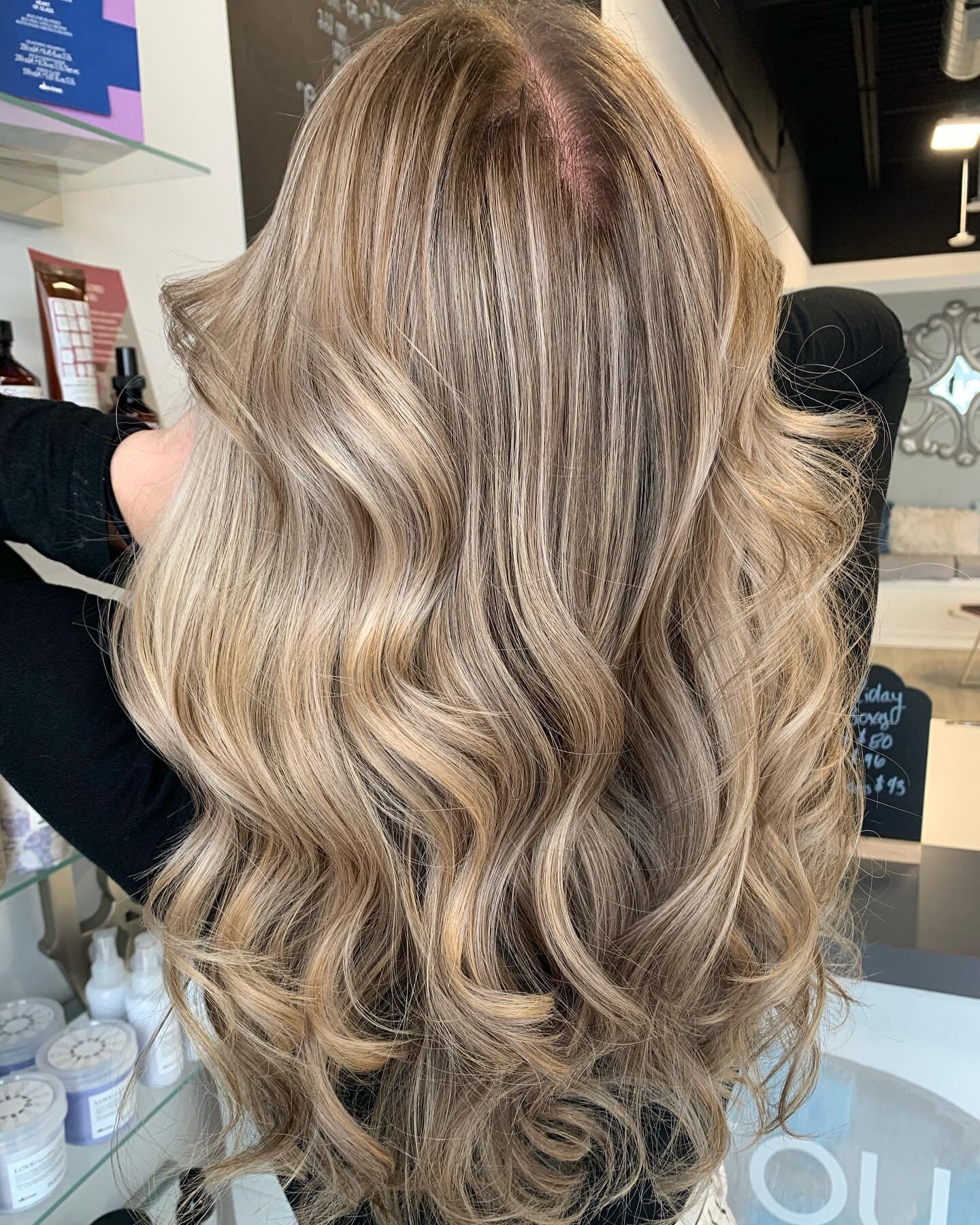 Snowy days can&rsquo;t stop us from doing what we do best! ❄️ 
__________________________________________________
#snowday #elleairebuffalo #blondehair #hairtransformation #highlights #highlightlowlight #softcurls #davines #davinescolor #davinesnorth