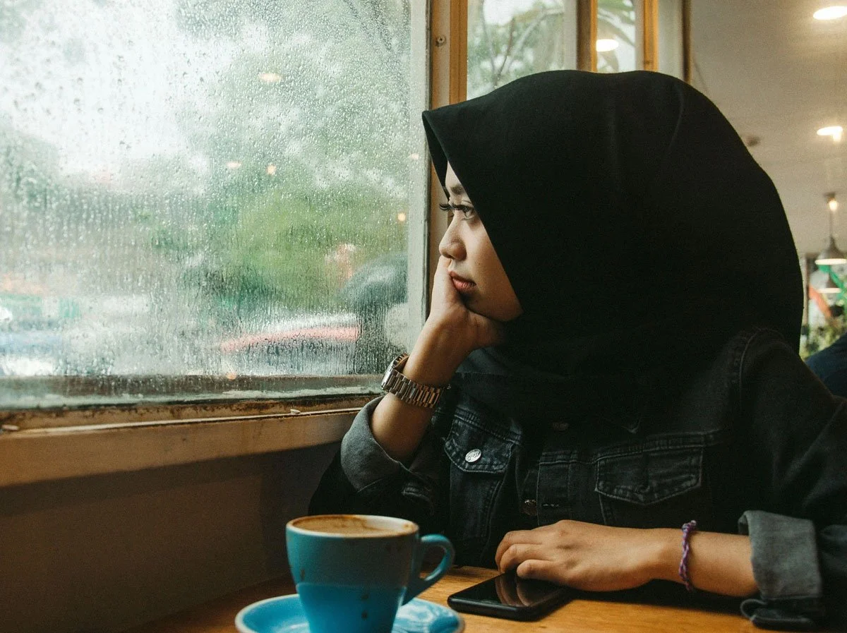 Woman in coffee shop waiting for online therapy in St.Louis