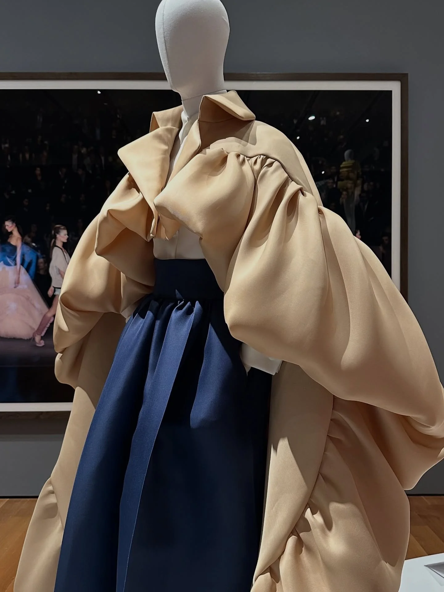 Visited the Viktor&amp;Rolf exhibit @highmuseumofart - and it was pure magic. ✨

This is what makes an outfit for me - playing with proportion, volume, and unexpected shapes. The way a single detail can shift the energy of a look, make a piece stand 