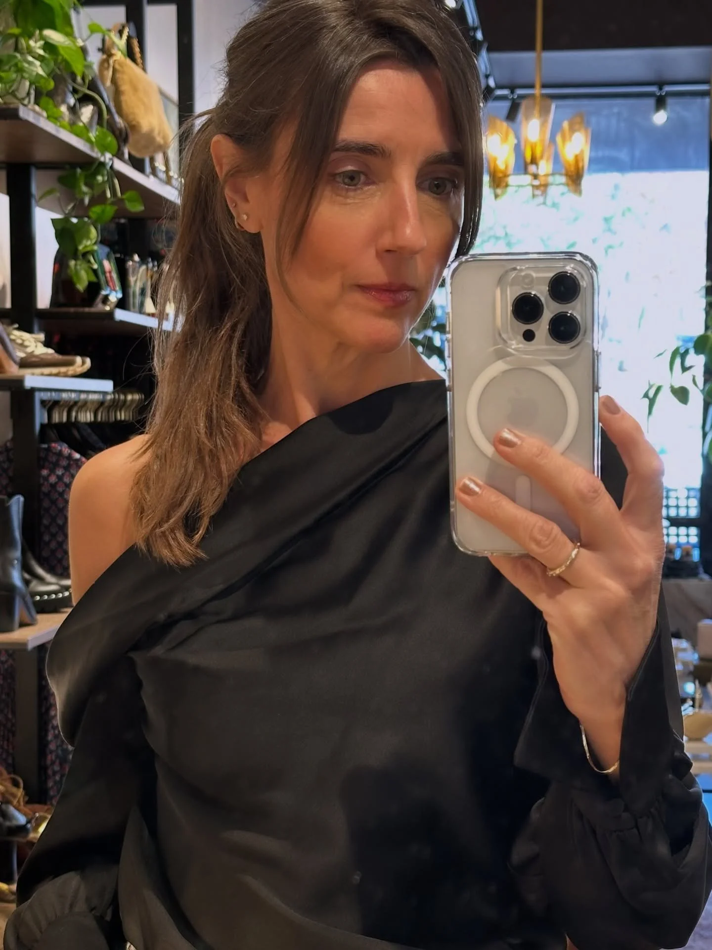 1 BLOUSE - 3 WAYS:
When something new comes into my wardrobe, it has to work at least three different ways - dressed up, down, and somewhere in between.

This particular silk blouse from @mooshshoppe for example, can take me from work to a formal eve