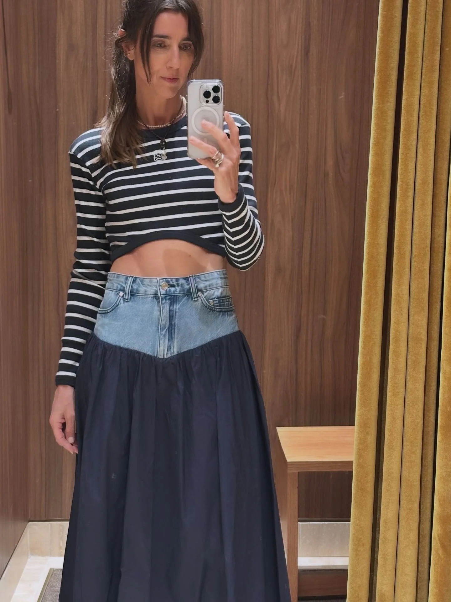 Denim, but with a twist ✨
Poplin panels, embroidered flowers, side seams, crossover waists&hellip;
It&rsquo;s always the little details that catch my eye.
.
.
.
.
.
#atlantapersonalstylist #curatedcloset #wardrobecoach #denim #atlantapersonalshopper