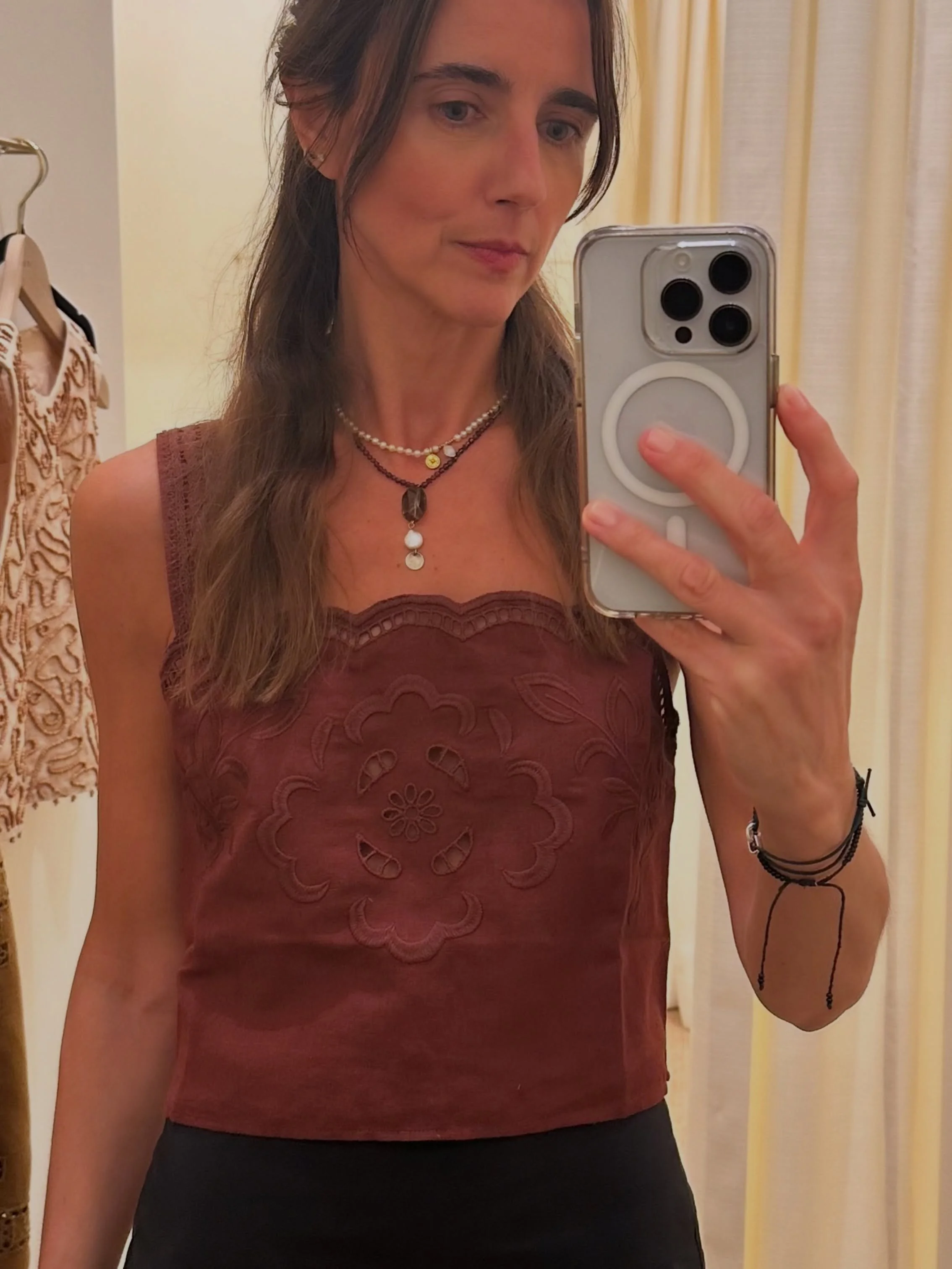 Texture is often the first thing that catches my eye. The delicate embroidery on these beautiful linen pieces adds dimension and a soft, feminine touch that makes even the simplest outfit feel special. @sezane 
.
.
.
.
.
#atlantapersonalstylist #self
