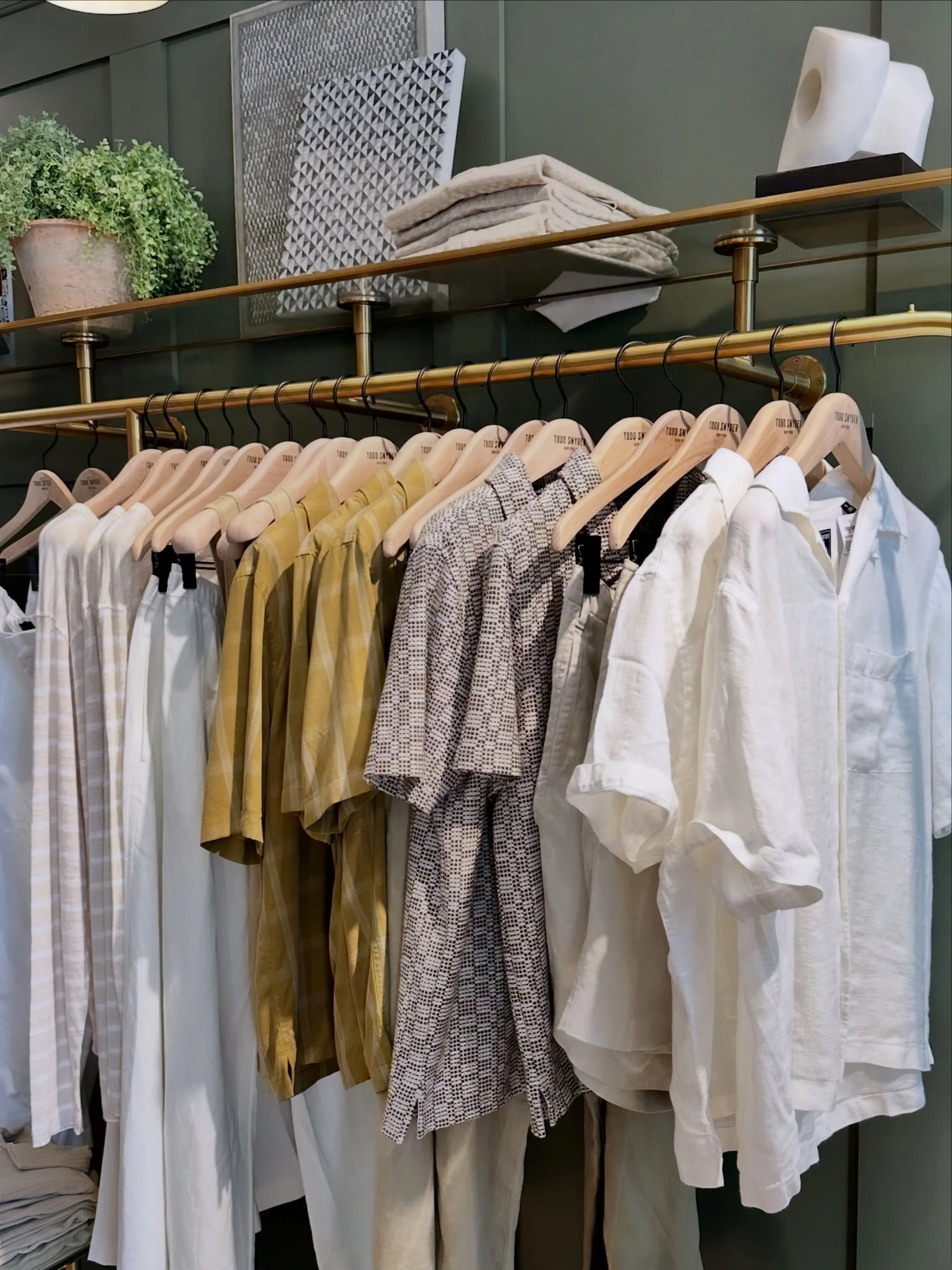 SHOPPING FOR MEN - discovering texture, fabrics and colour combinations that all work effortlessly for work, social life and summer travels.
.
.
.
.
.
#atlantapersonalstylist #wardrobetherapy #atlantapersonalshopper #curatedcloset #summer2026☀️