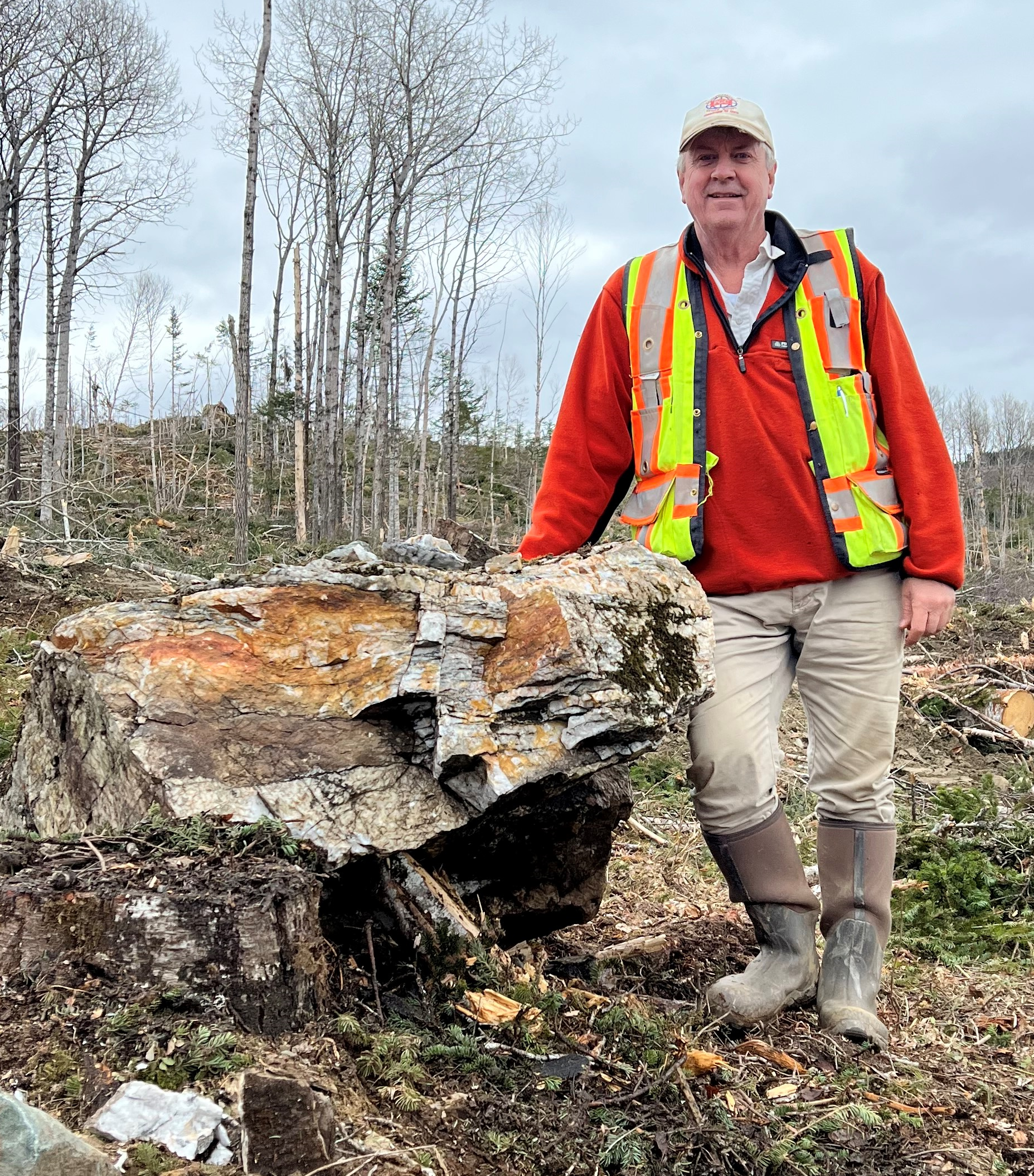 Tim Froude with a typical boulder from
Golden Bull – Fleur de Lys Project