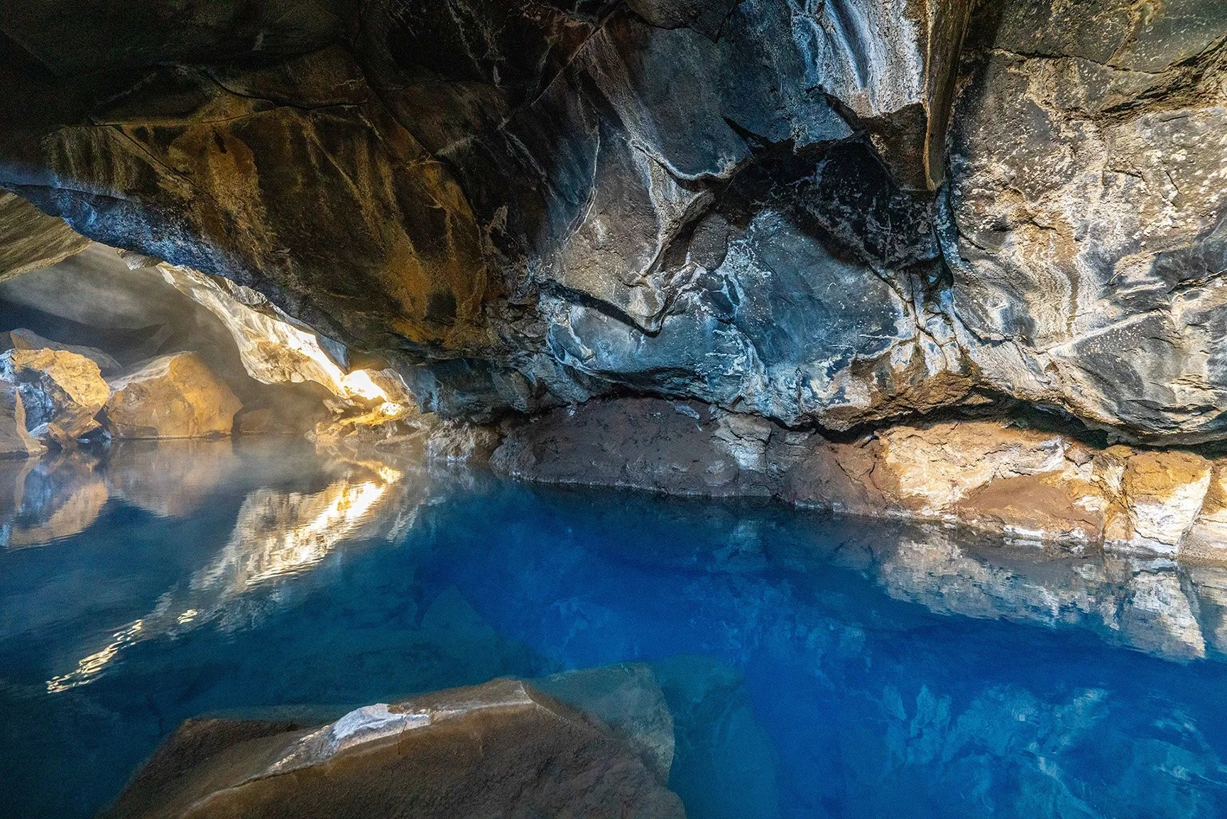 Gordian_Raacke_GrjótagjáCaveIceland.jpg
