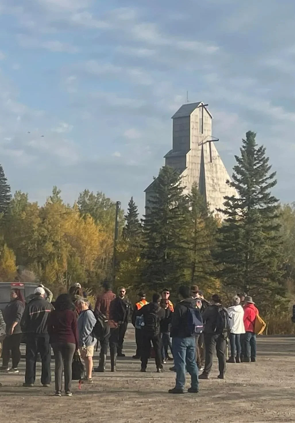 Discover Prospecting students standing in front of the McIntyre headframe, Schumacher, Ontario. Summer 2023.