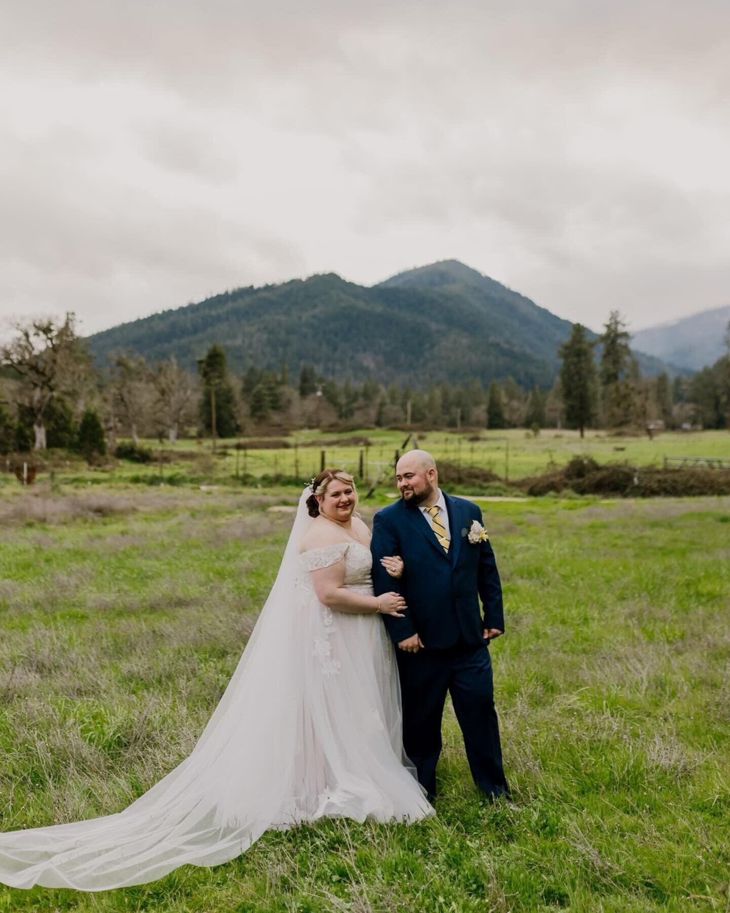🌲✨ Capturing Love in the Heart of Nature! 📸💍

Just wrapped up an absolutely magical mountain woodsy wedding in Southern Oregon, and let me tell you, the scenery did not disappoint! From towering pines to babbling brooks, every moment felt like som
