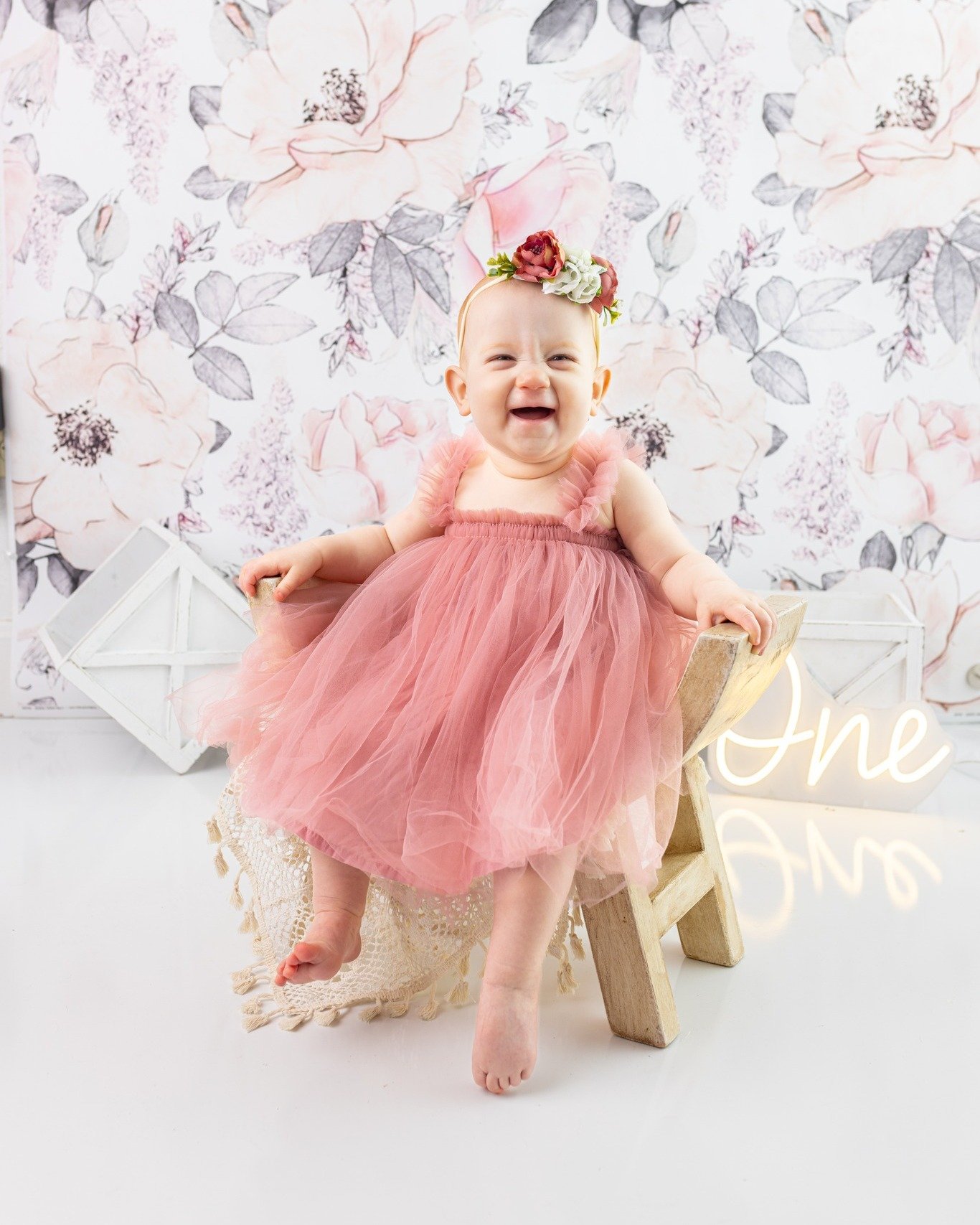 Every little giggle, every tiny step, and each heartwarming glance &ndash; they all weave into the enchanting tapestry of childhood. 🌟 Today, I had the absolute joy of photographing a precious one-year-old princess, and oh, what a delightful adventu