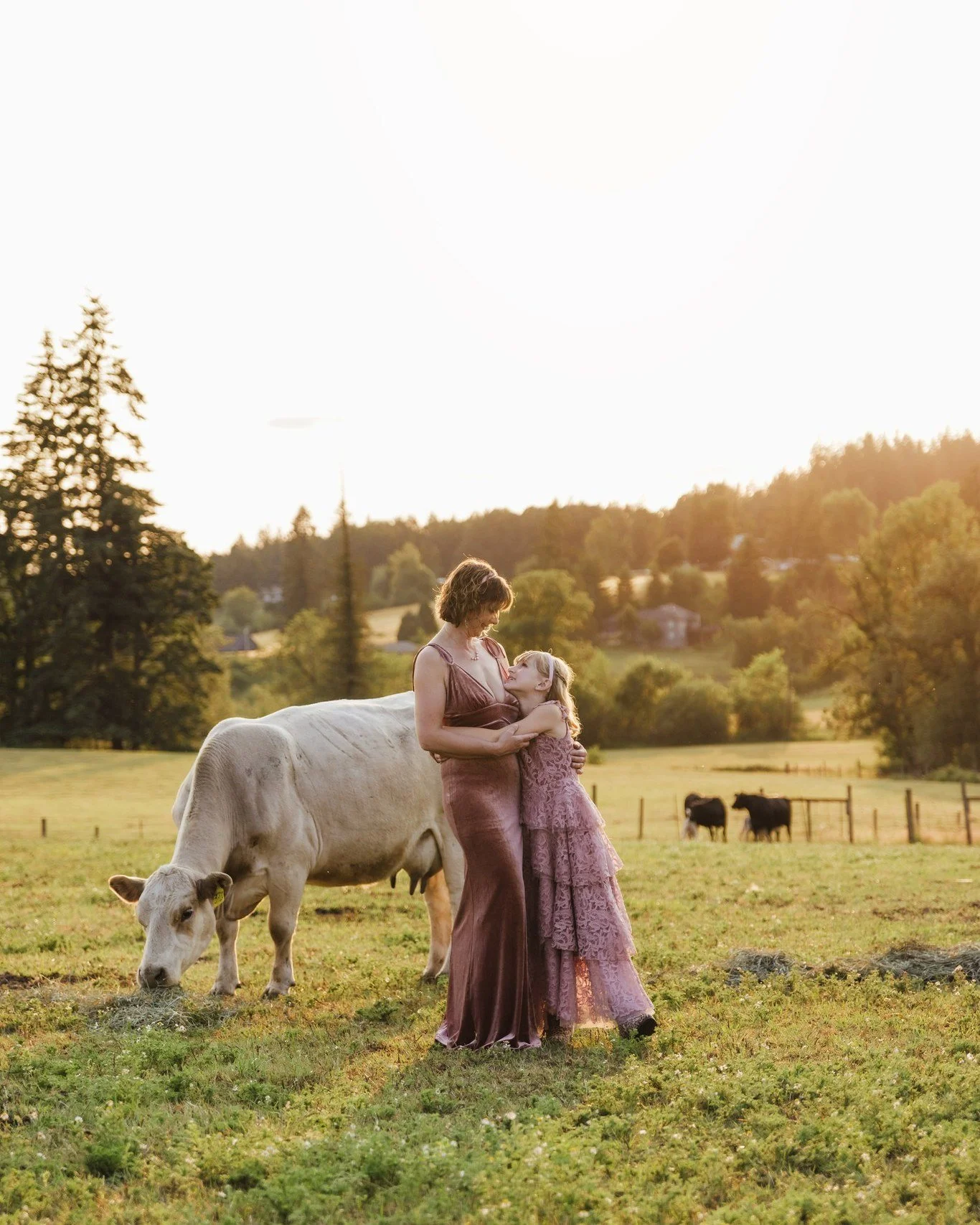 ✨ Sunset, softness, and something sacred ✨
There&rsquo;s something magical about a mama and her girl, wrapped in love and lace under a golden sky &mdash; with a curious cow nearby to complete the moment. 🐄💛

This session was full of heart. It&rsquo