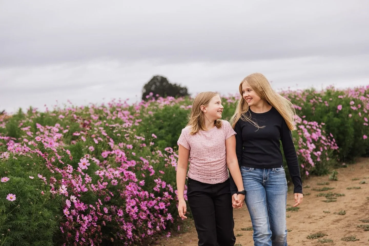 🌻 Golden fields, bright smiles, and sunshine all around ✨ These sweet girl lit up the sunflower patch with their joy and laughter. These are the little in-between moments that make portraits so special&mdash;natural, carefree, and full of personalit