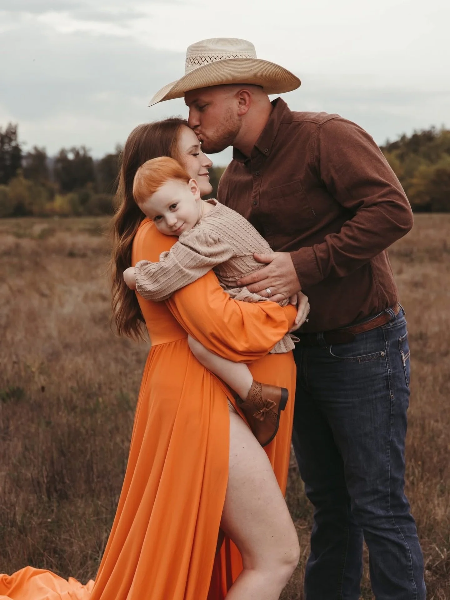 ✨ Sneak Peek! ✨
Last night&rsquo;s maternity session was pure magic! This beautiful mama is glowing as she gets ready to welcome twins, and big sister could not be more excited to meet her new baby siblings. 💕👶👶
I absolutely loved the fall colors 